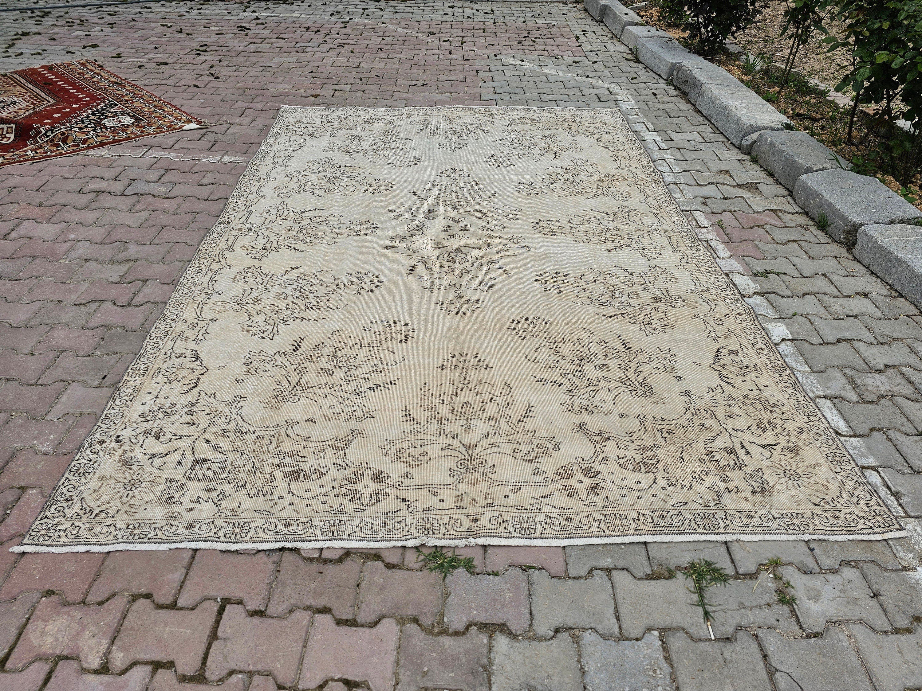 Vintage Floral Oushak Rug: Handwoven Turkish Wool Carpet (7.10x10.50 ft)