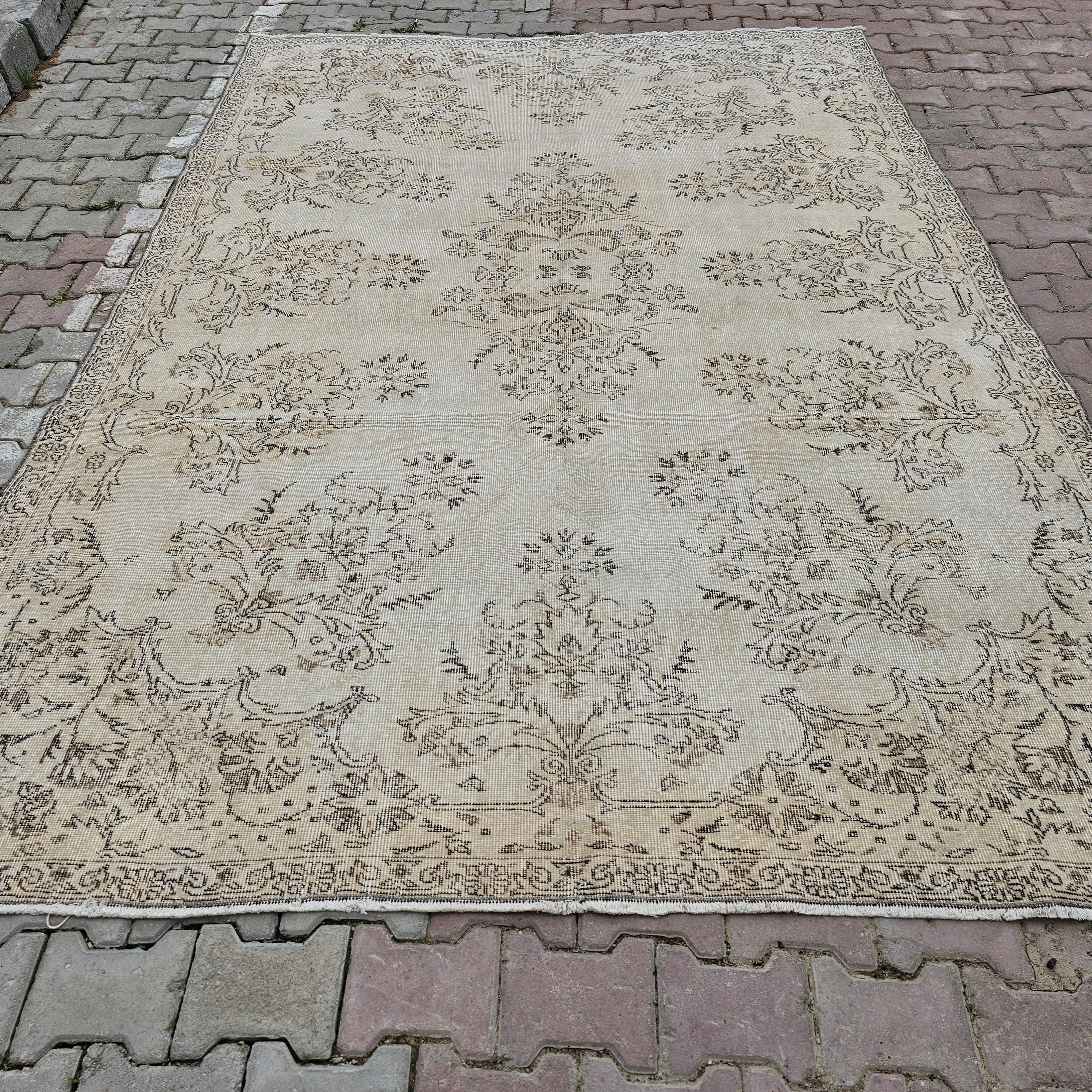 Vintage Floral Oushak Rug: Handwoven Turkish Wool Carpet (7.10x10.50 ft)