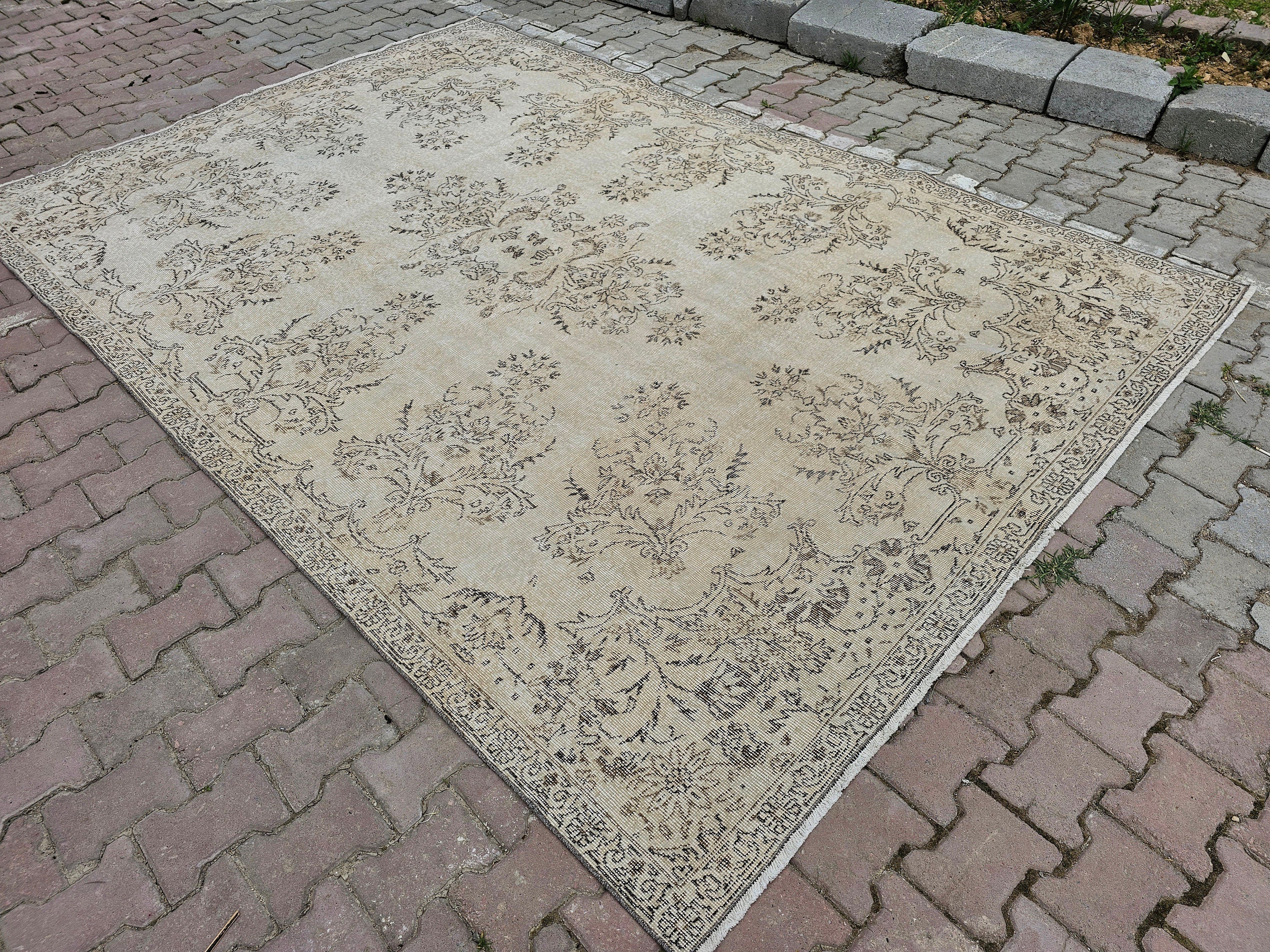 Vintage Floral Oushak Rug: Handwoven Turkish Wool Carpet (7.10x10.50 ft)