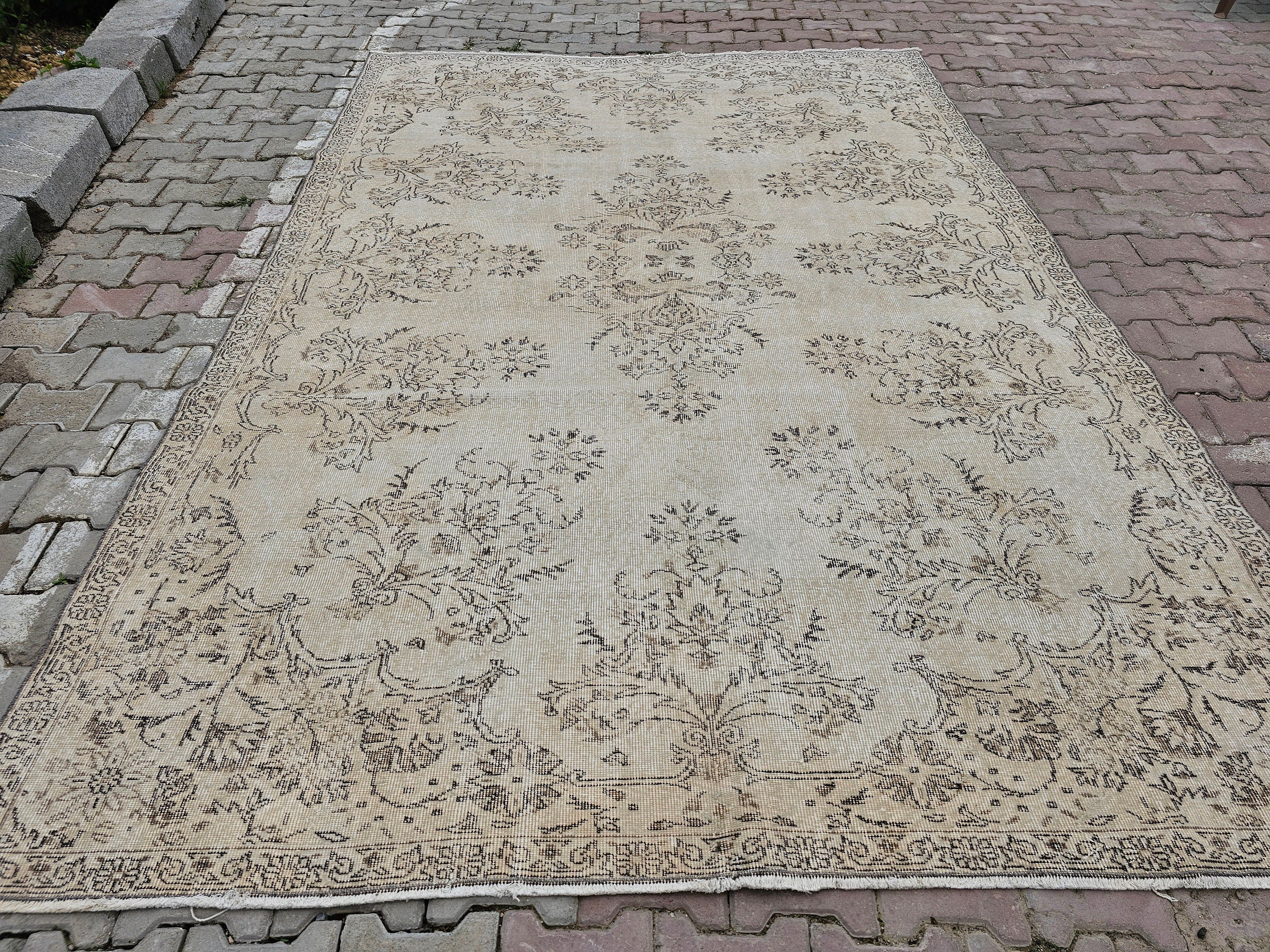 Vintage Floral Oushak Rug: Handwoven Turkish Wool Carpet (7.10x10.50 ft)
