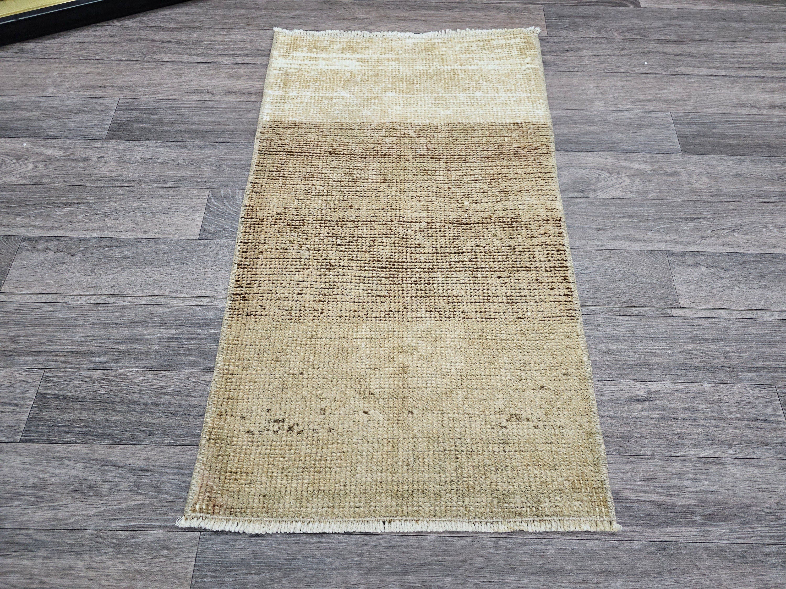 Vintage Oushak Wool Rug: Neutral Turkish Bath Mat (20x35 inches)