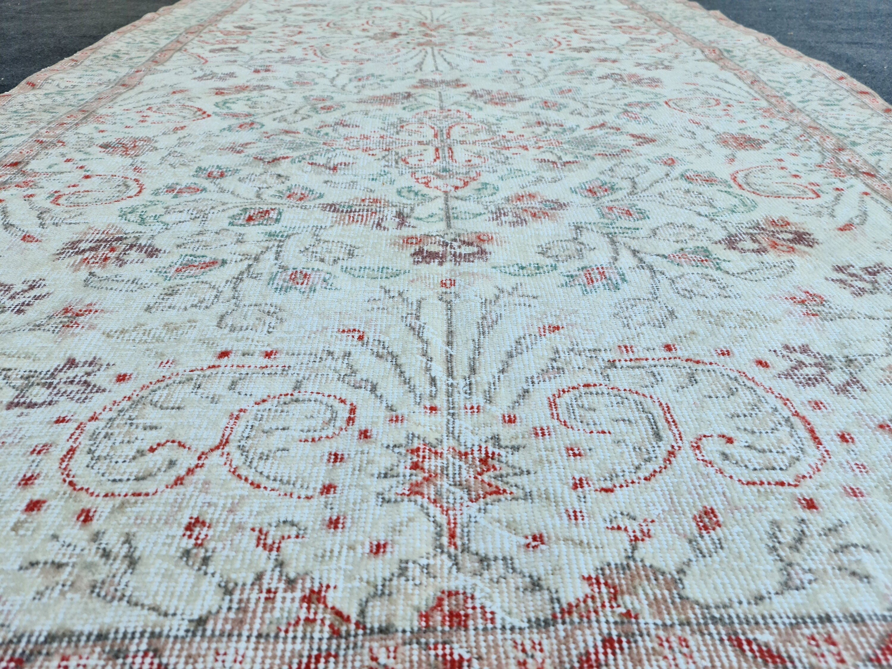Hand Knotted Wool Turkish Rug: 5x9 Cream Floral Isparta Rug