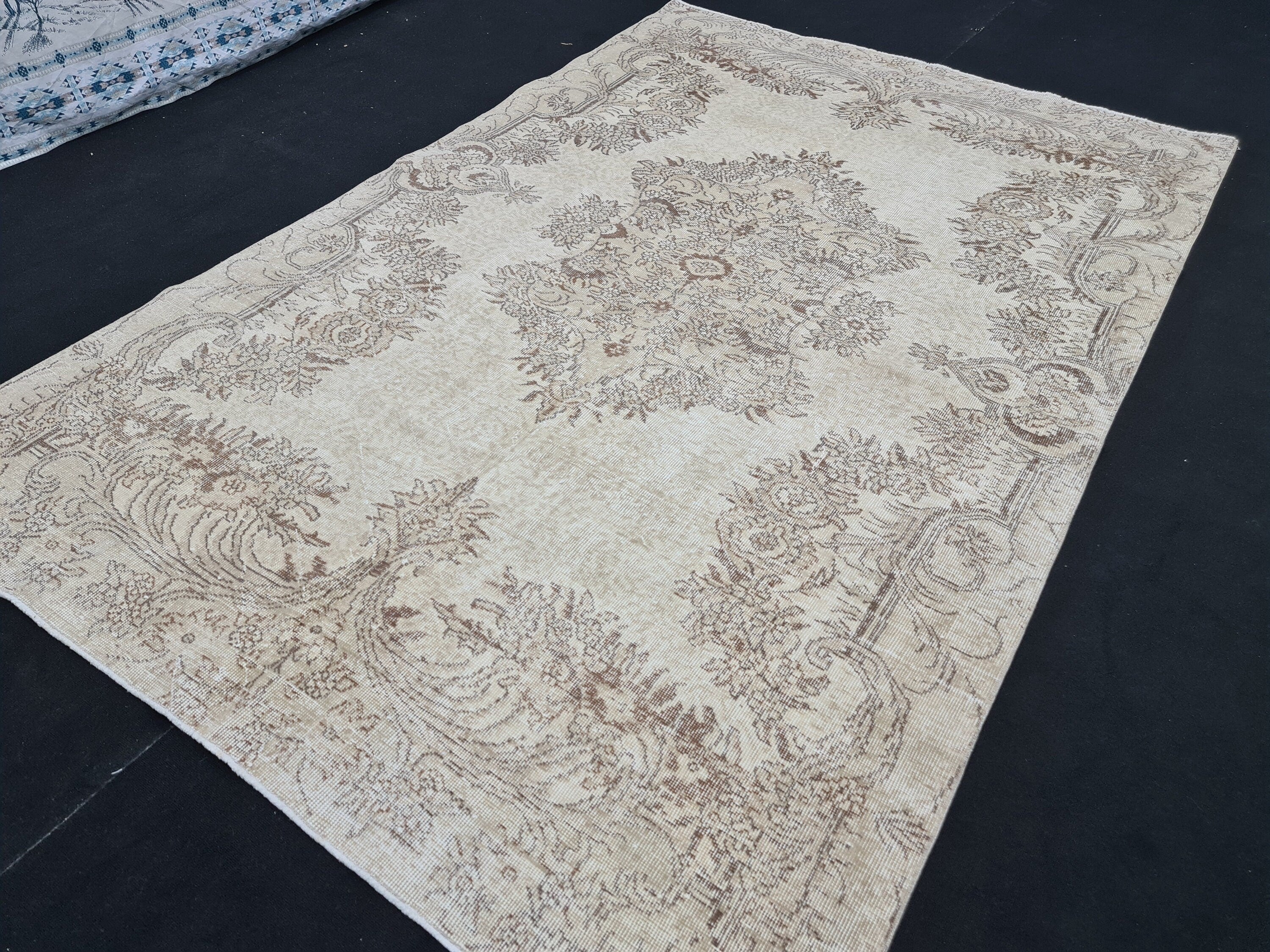 6x9 Vintage Oushak Rug: Hand-Knotted Turkish Wool Medallion Rug