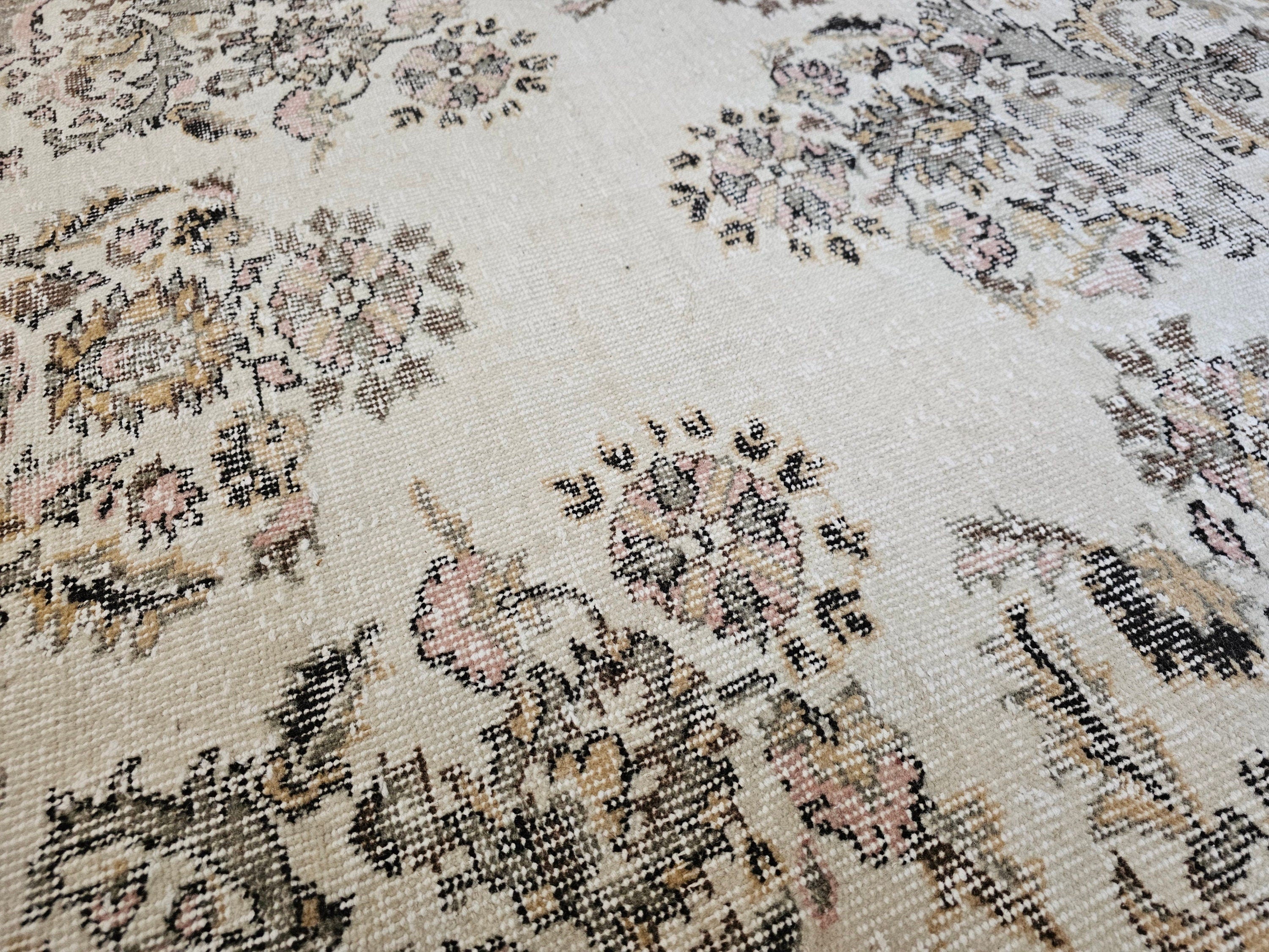 6x9 Vintage Turkish Isparta Rug: Hand-Knotted Wool Floral Carpet