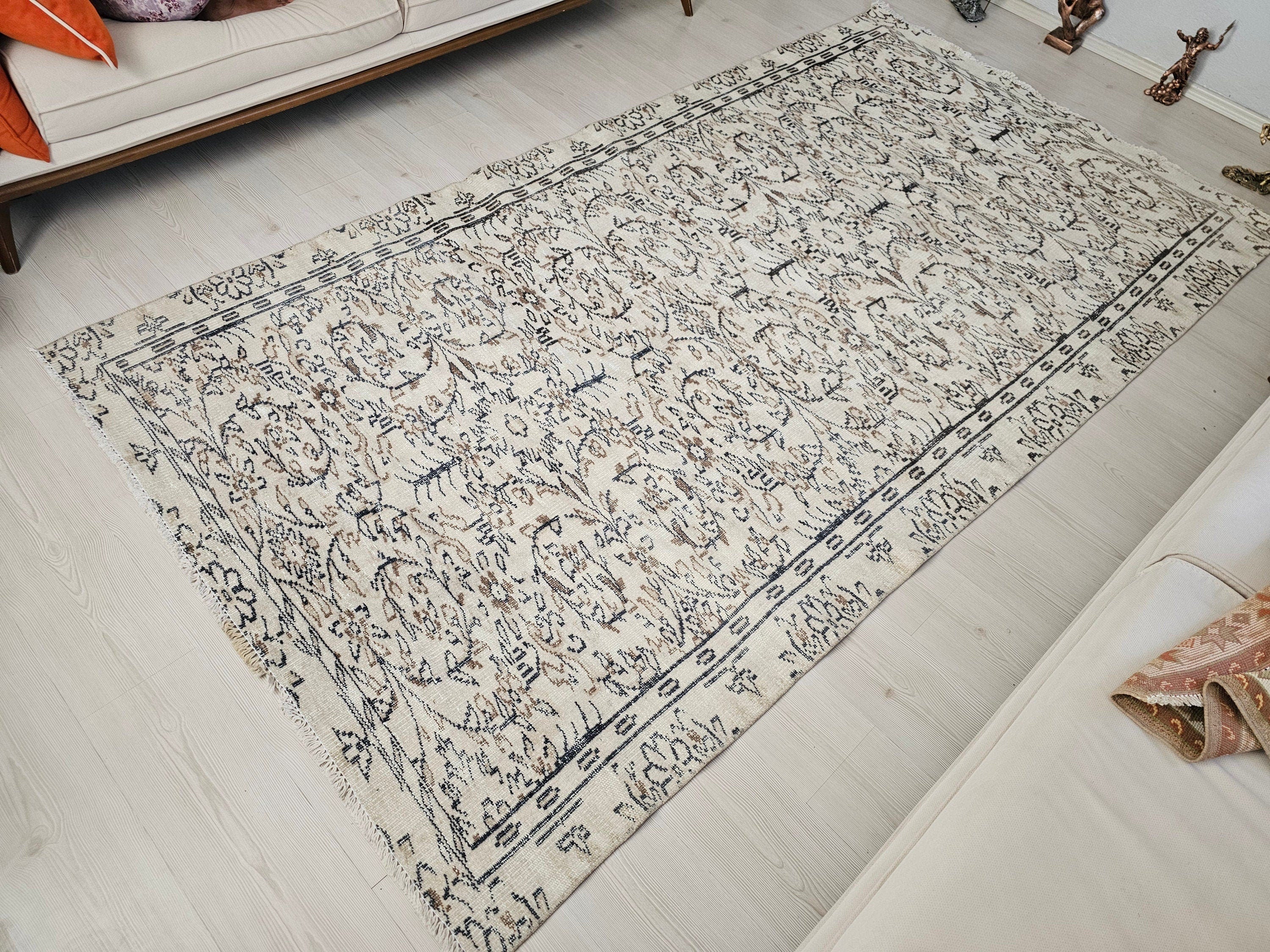Cream Floral Oushak Rug: 5x9 Vintage Hand-Knotted Turkish Wool