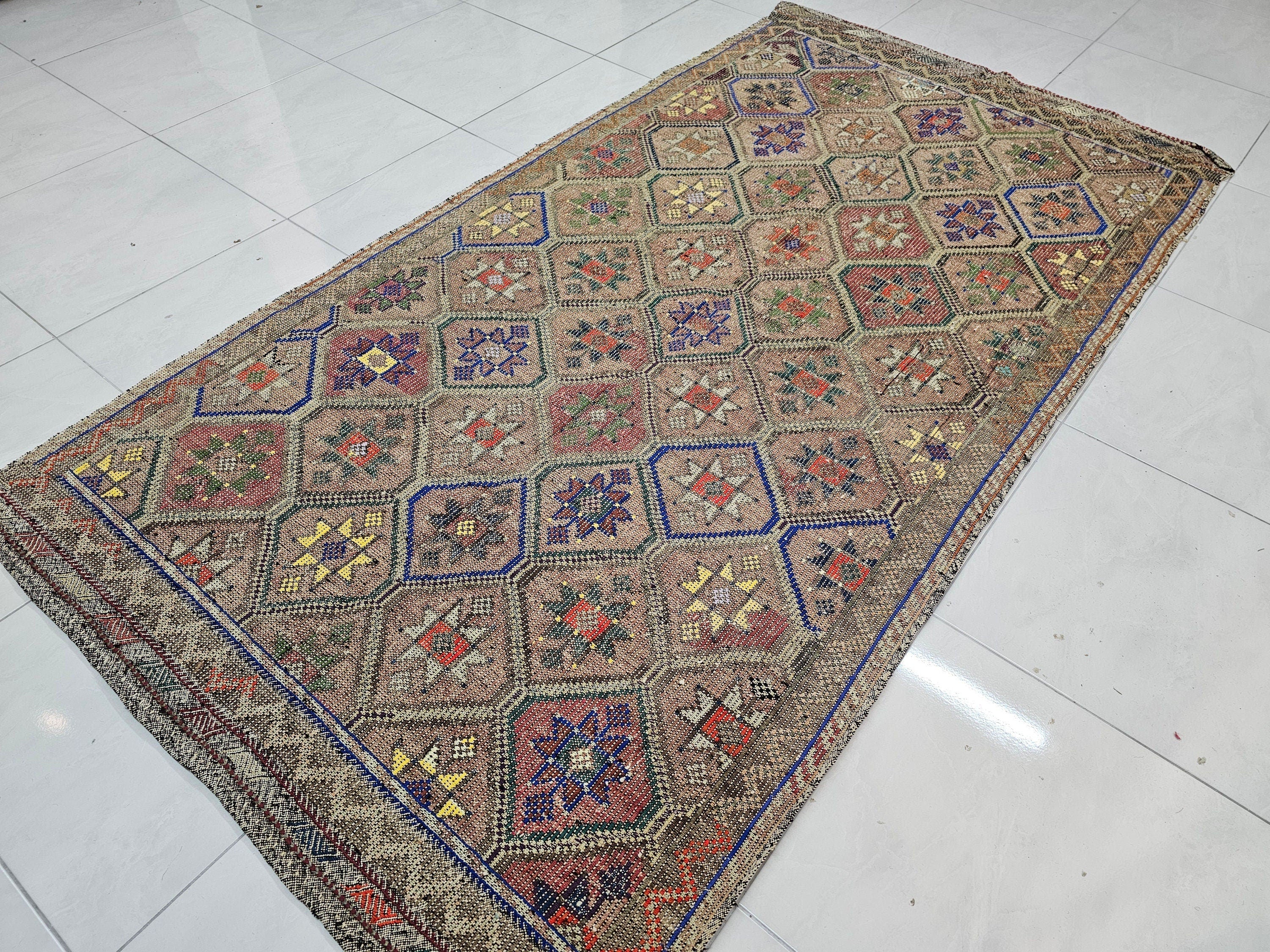 Checkered Vintage Handknotted Wool Rug: 5x9.5 ft Eclectic Oriental Carpet