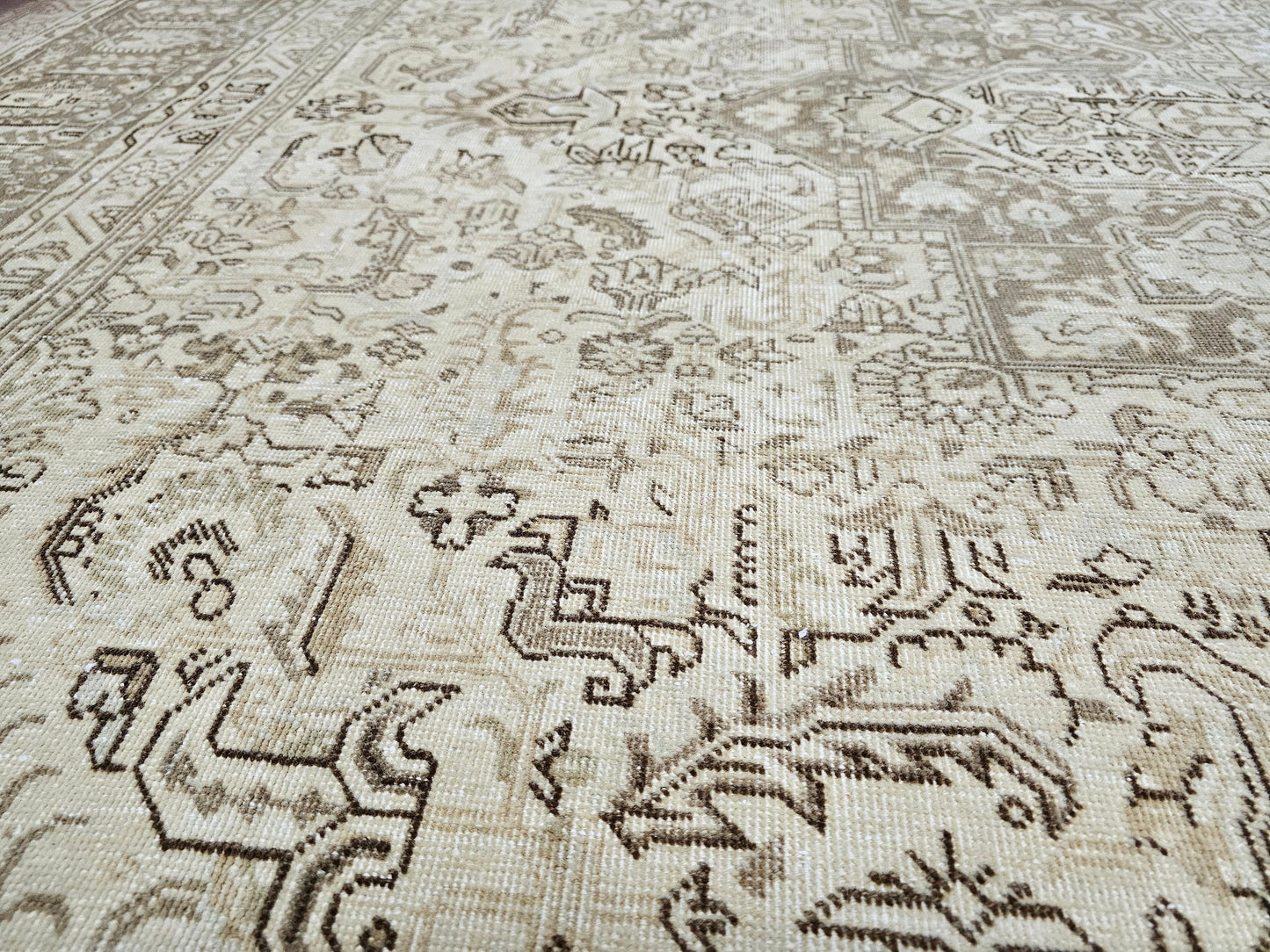 Vintage Handwoven Heriz Wool Rug 9x12: Neutral Beige Geometric Design