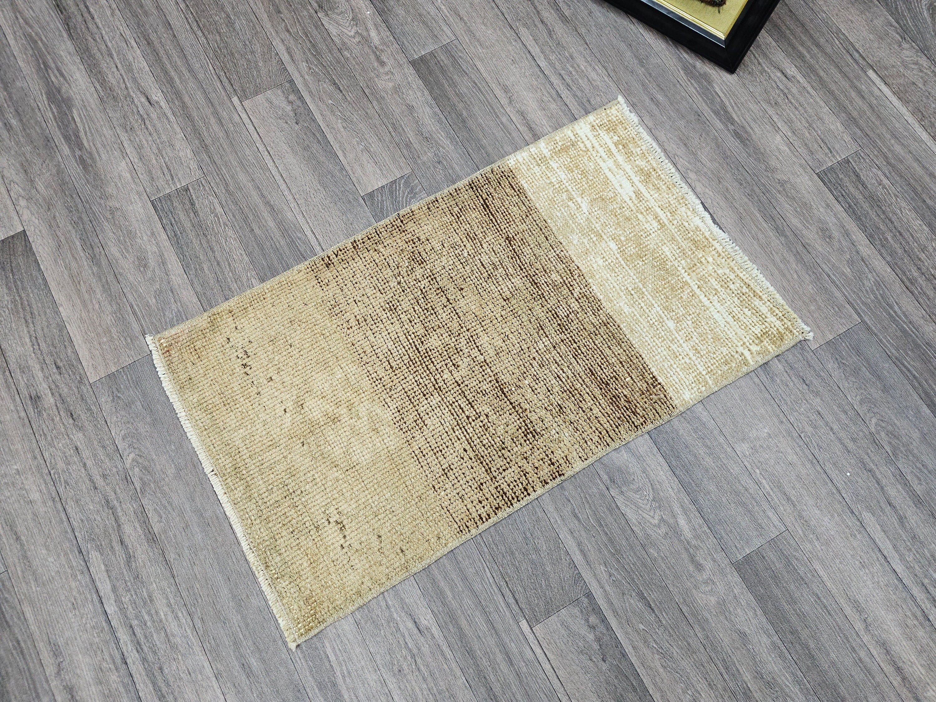 Vintage Oushak Wool Rug: Neutral Turkish Bath Mat (20x35 inches)