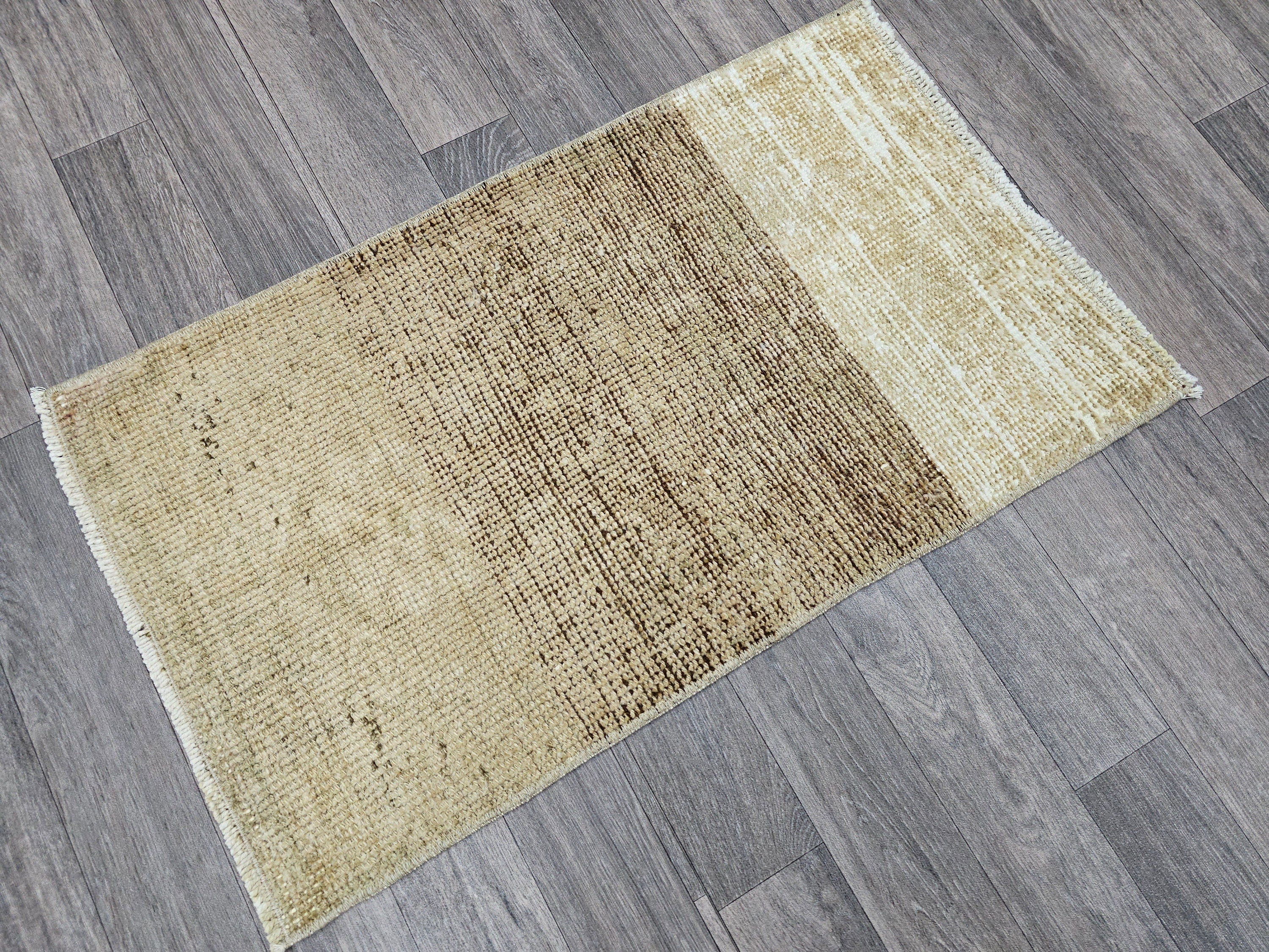 Vintage Oushak Wool Rug: Neutral Turkish Bath Mat (20x35 inches)
