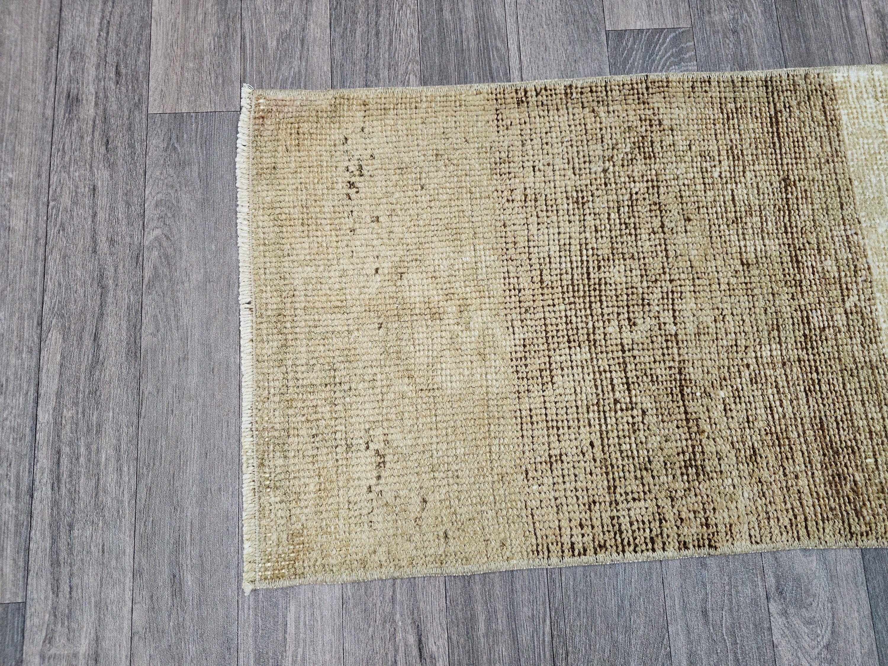Vintage Oushak Wool Rug: Neutral Turkish Bath Mat (20x35 inches)