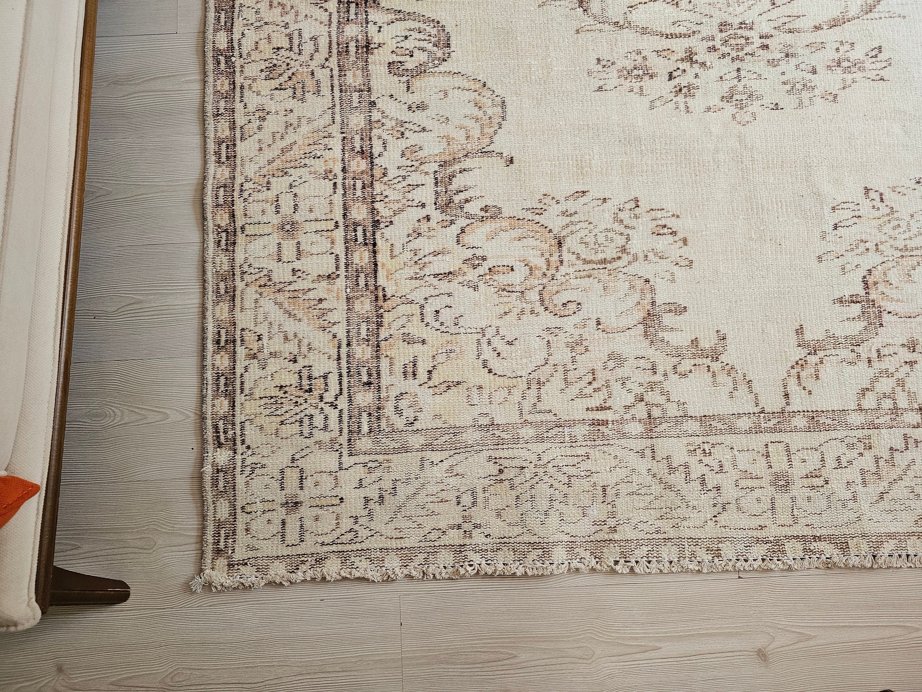 Vintage Turkish Wool Area Rug (6.1x9.5 ft): Neutral Bohemian Carpet