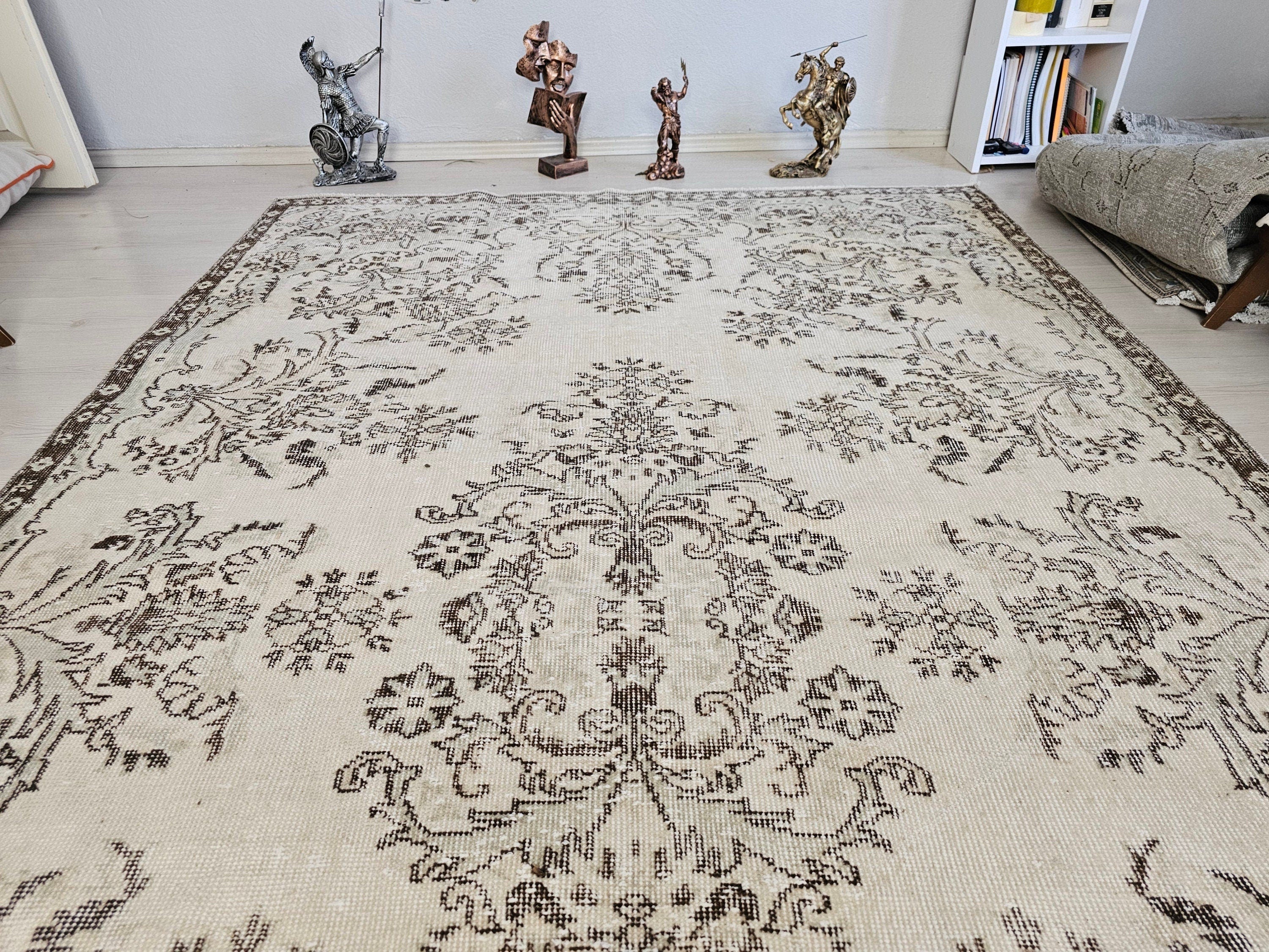 Cream Floral Turkish Rug: 5.75x10 ft Vintage Hand-Knotted Wool Isparta Oushak