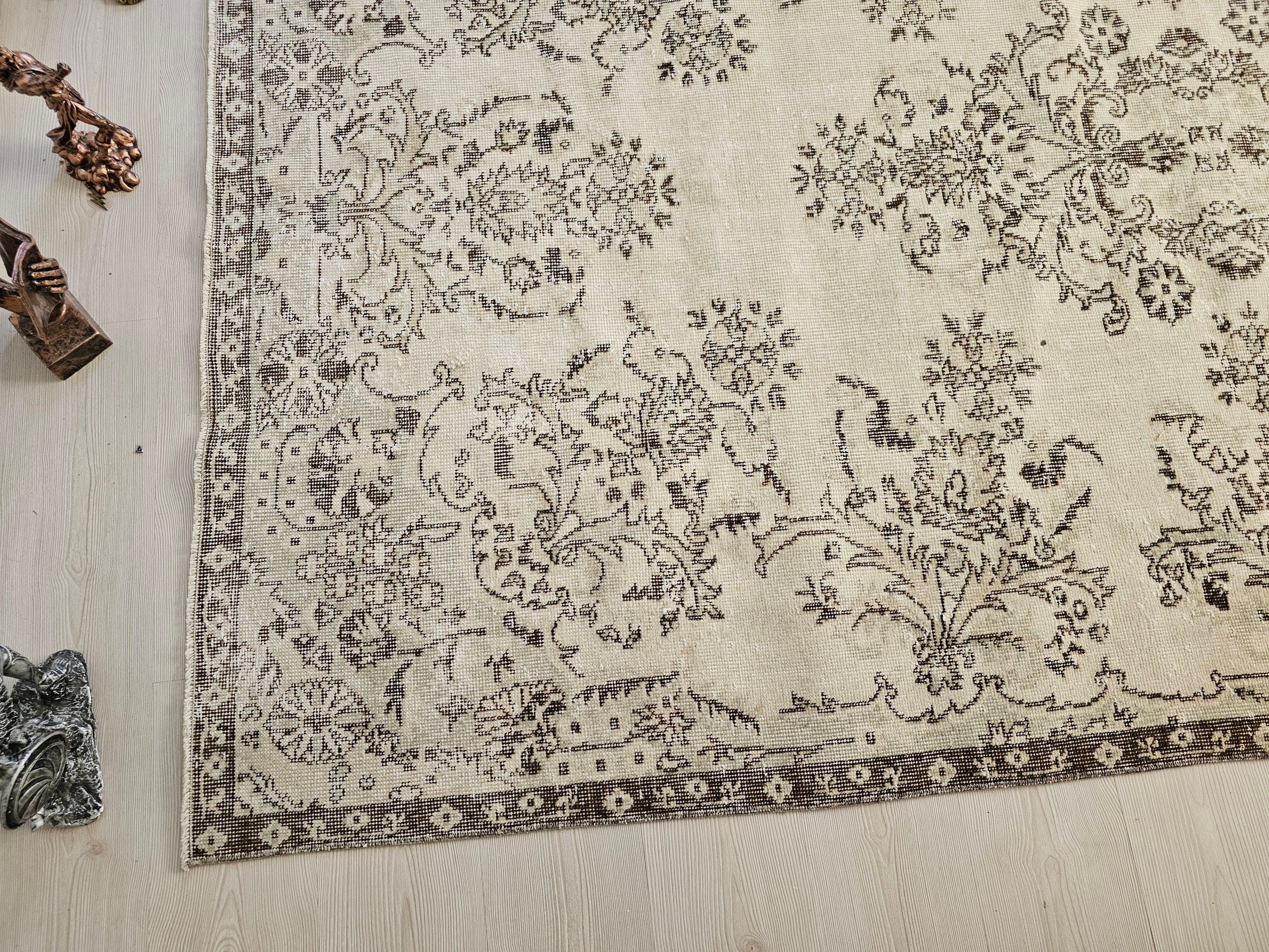 Cream Floral Turkish Rug: 5.75x10 ft Vintage Hand-Knotted Wool Isparta Oushak