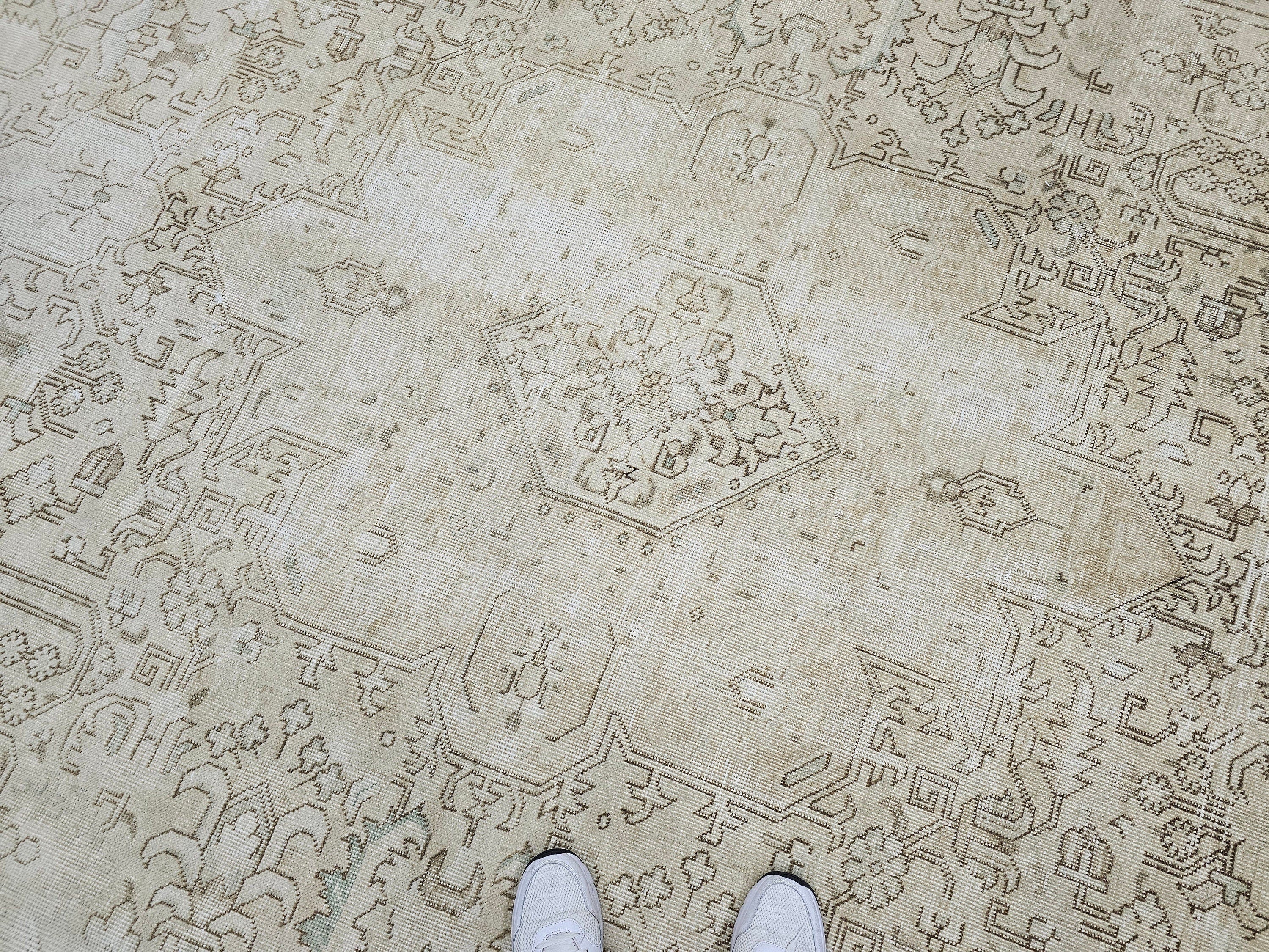 9x12 Hand-Knotted Wool Oushak Rug: Neutral Distressed Heriz Design