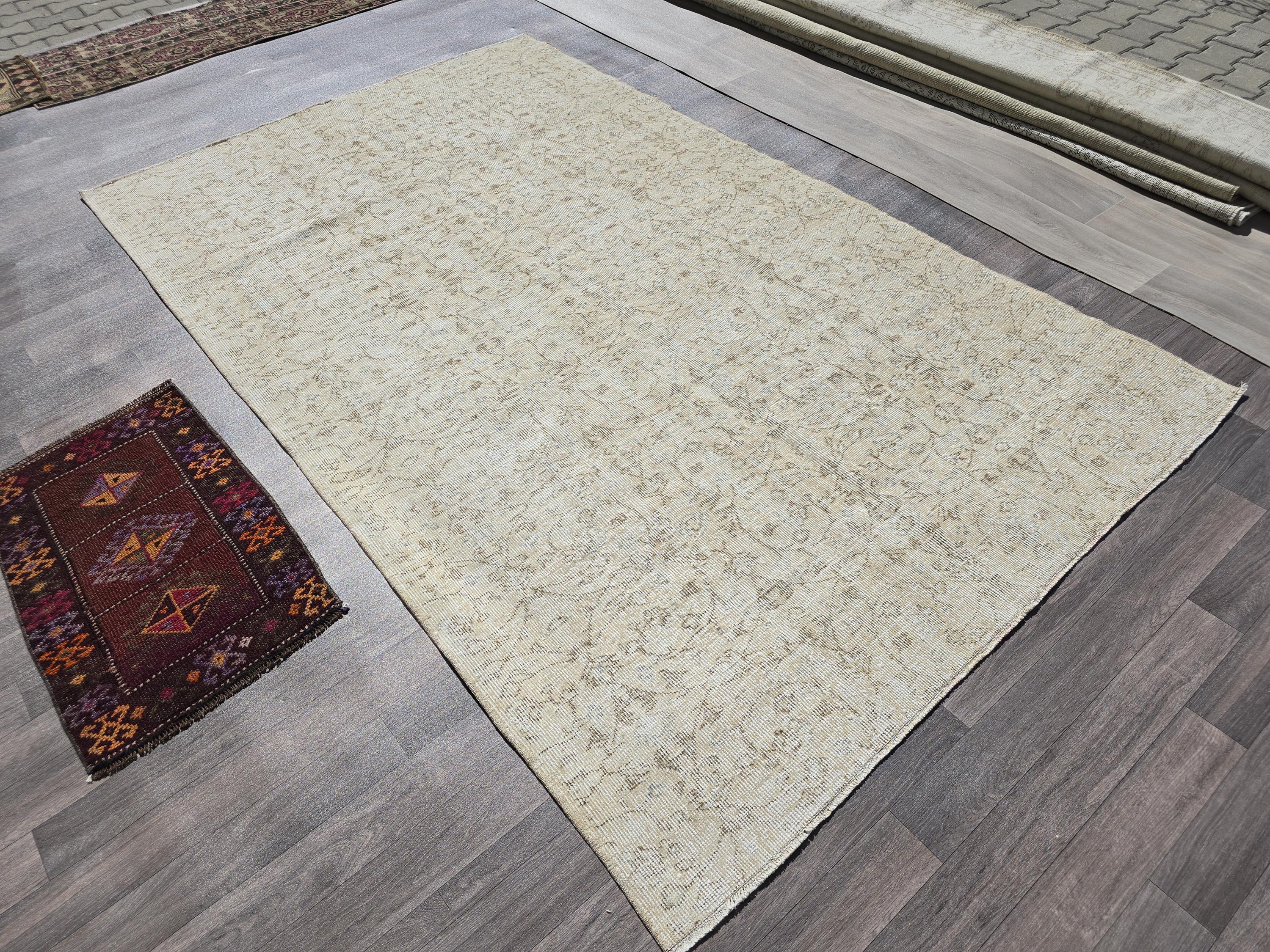 Vintage Hand-Knotted Wool Oushak Rug: 5.40 x 8.75 ft Cream Oriental Carpet