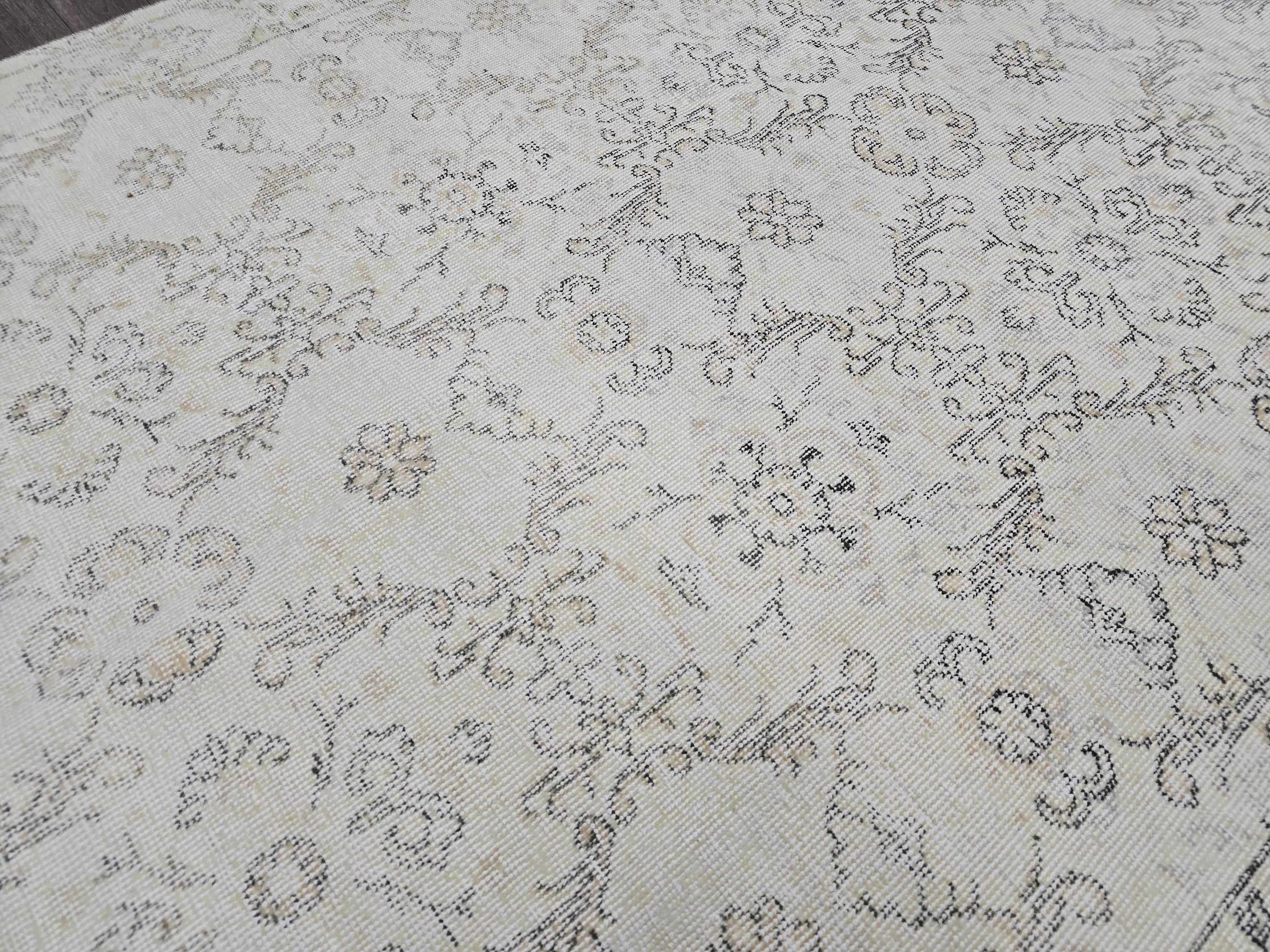 Hand Knotted Vintage Turkish Area Rug – 5.25x8.70 ft | Faded Cream, Distressed Oriental Carpet