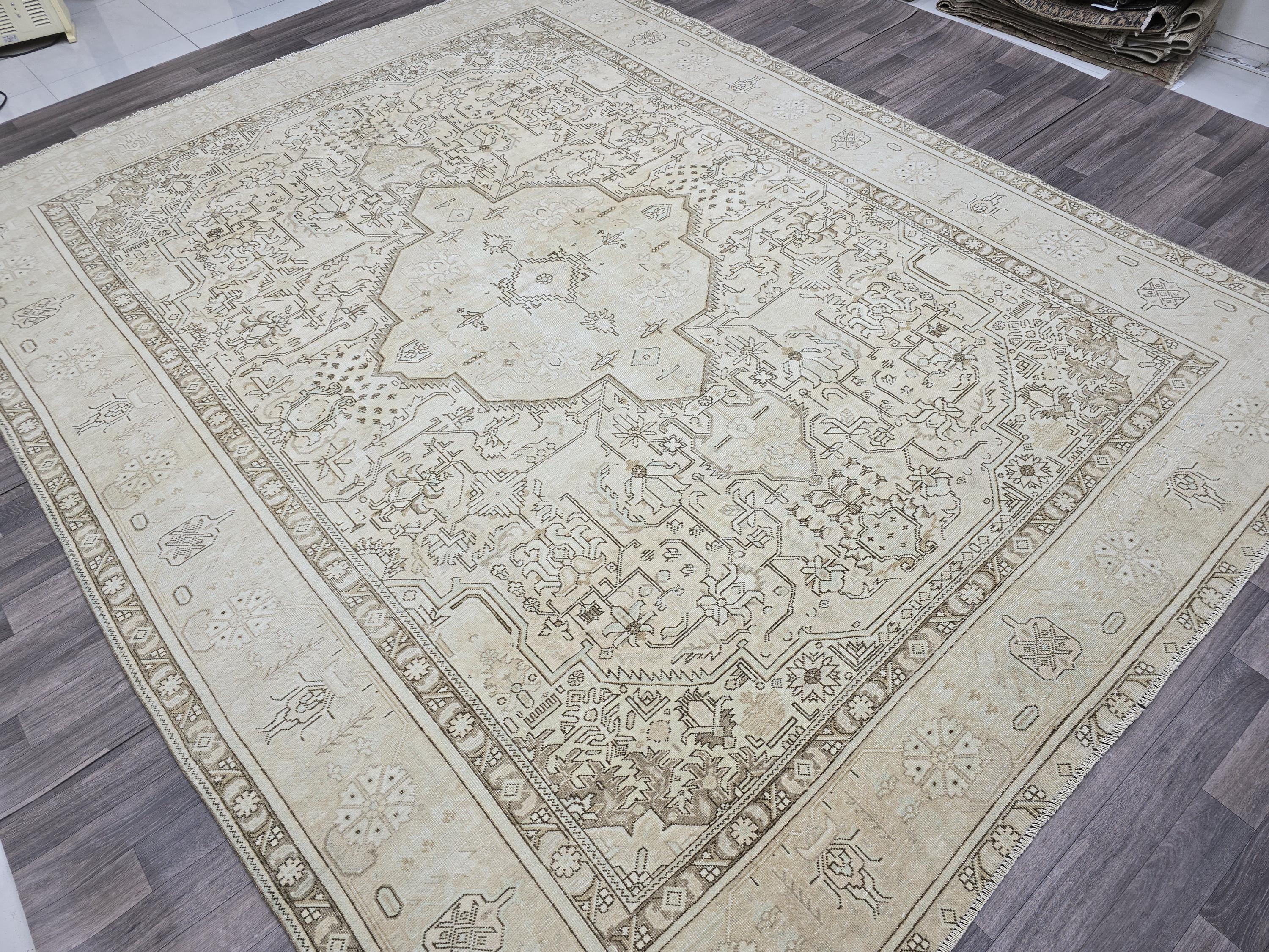 Large Vintage Turkish Oushak Rug: Handwoven Wool, Beige Geometric Medallion (9.7 x 12.25 ft)