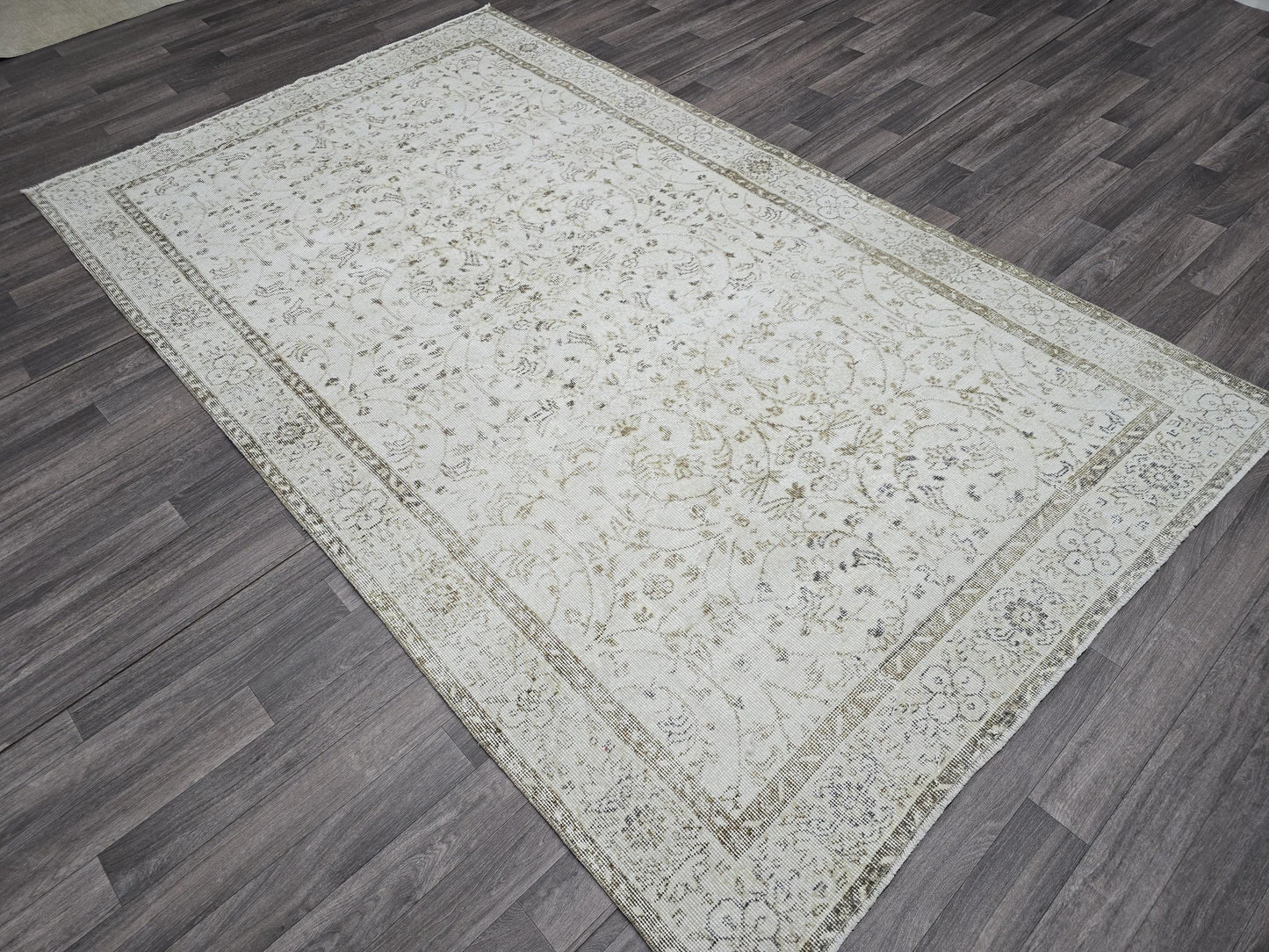 Vintage Turkish Wool Rug: 5.6x9.3 ft, Beige Anatolian Oushak Carpet