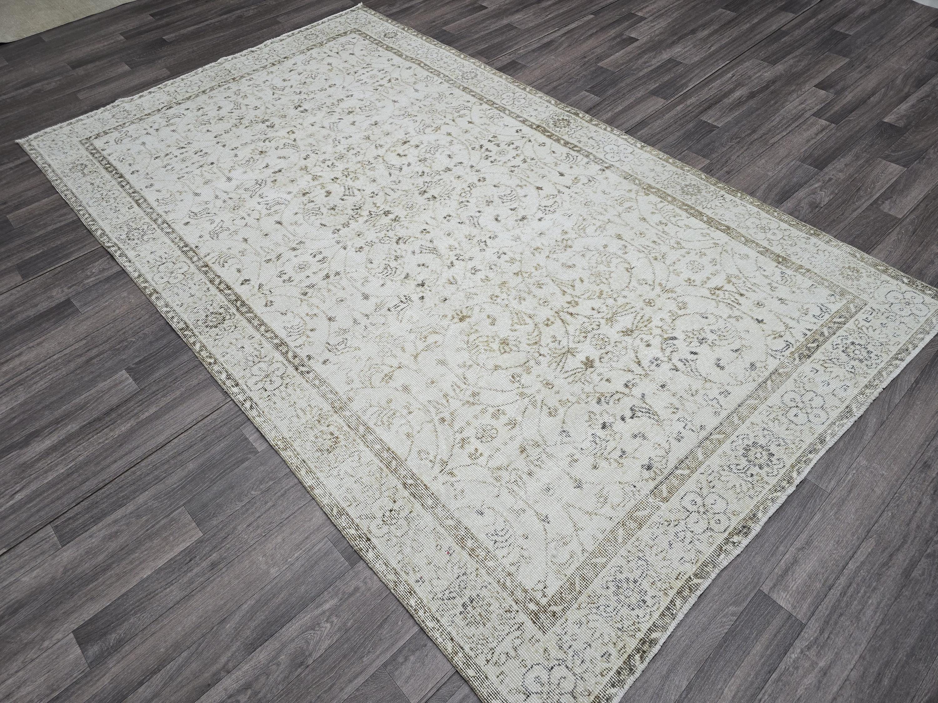 Vintage Turkish Wool Rug: 5.6x9.3 ft, Beige Anatolian Oushak Carpet