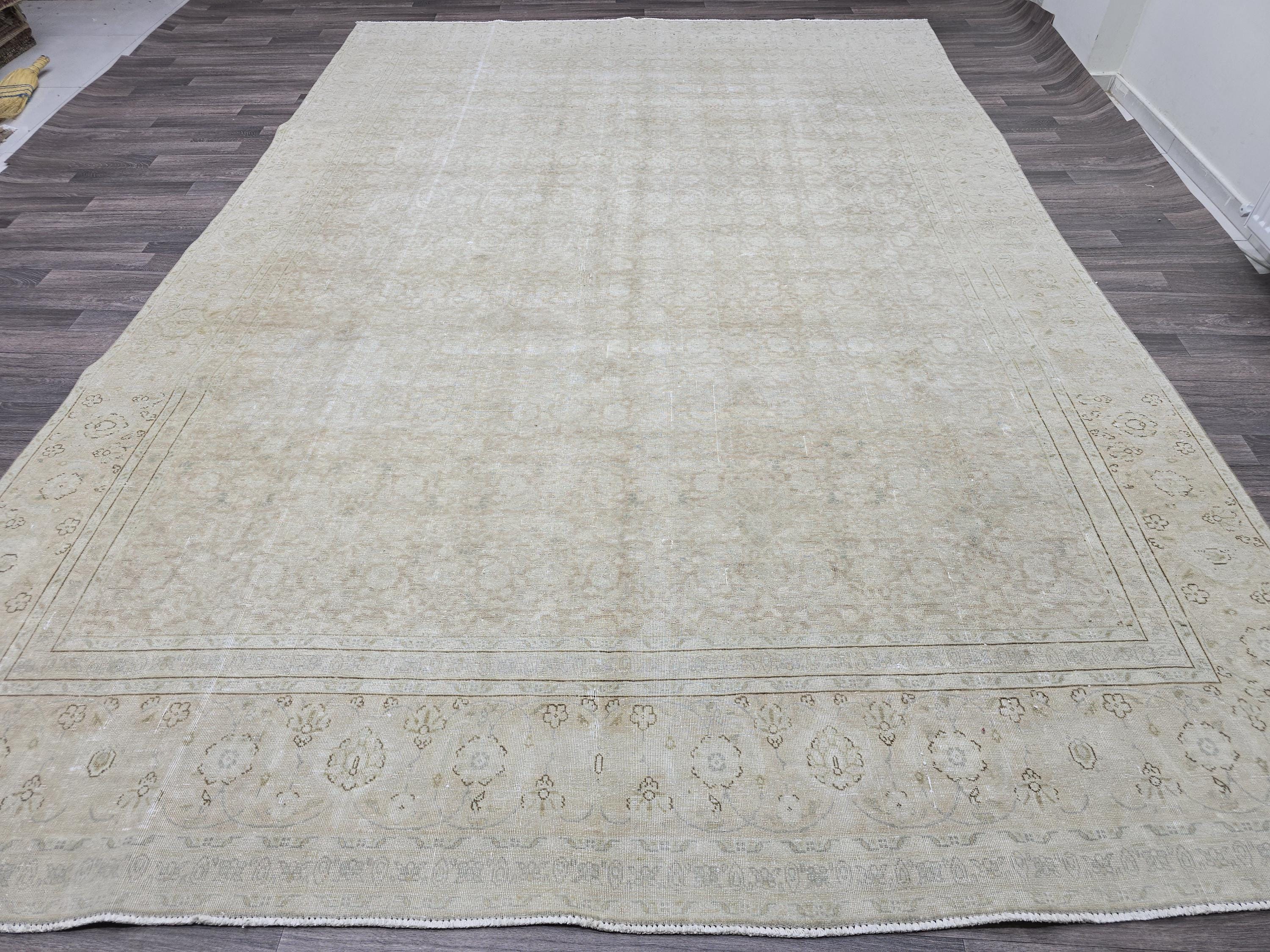 Large Cream Beige Oushak Rug: Vintage Style Turkish Carpet (8.90x12.90 ft)