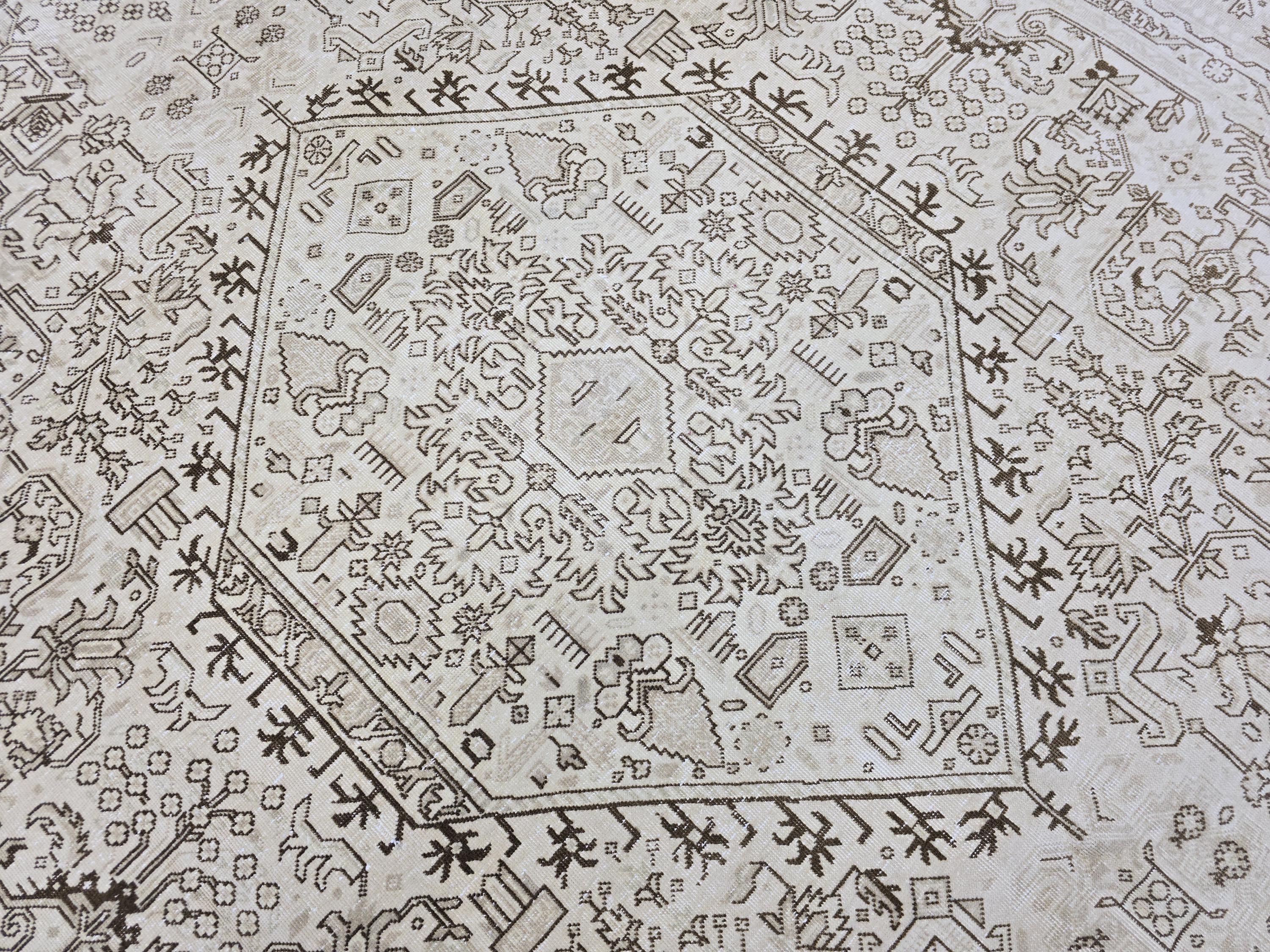 Hand Knotted Wool Rug (8x11 ft): Vintage Heriz Geometric Design