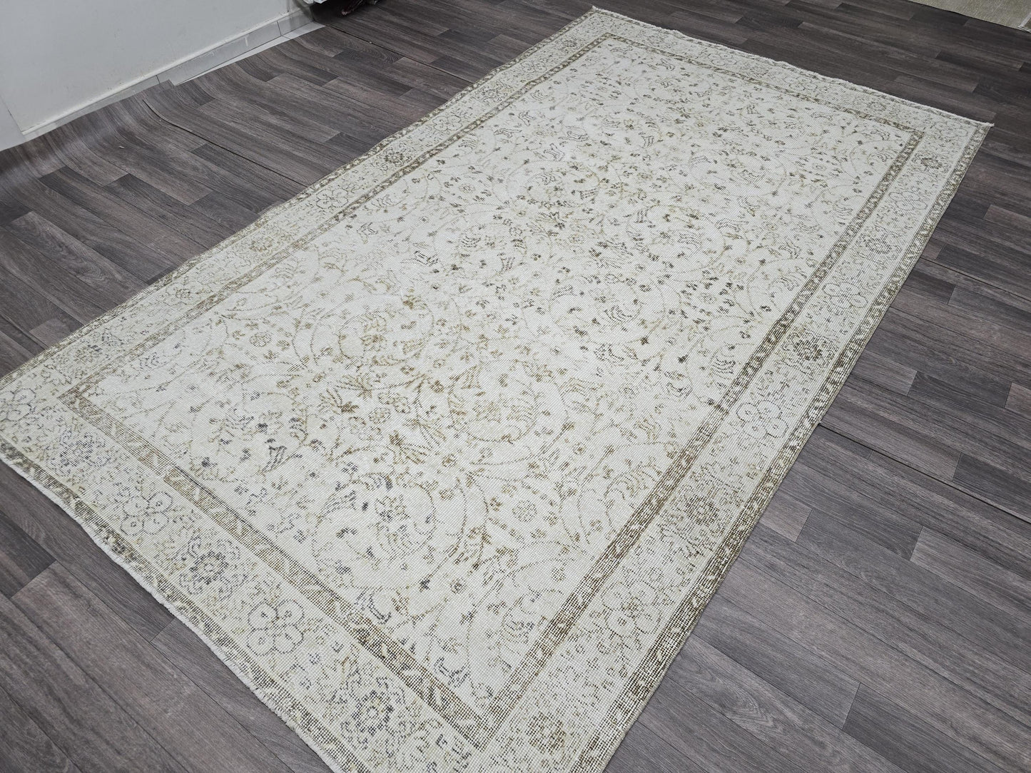 Vintage Turkish Wool Rug: 5.6x9.3 ft, Beige Anatolian Oushak Carpet