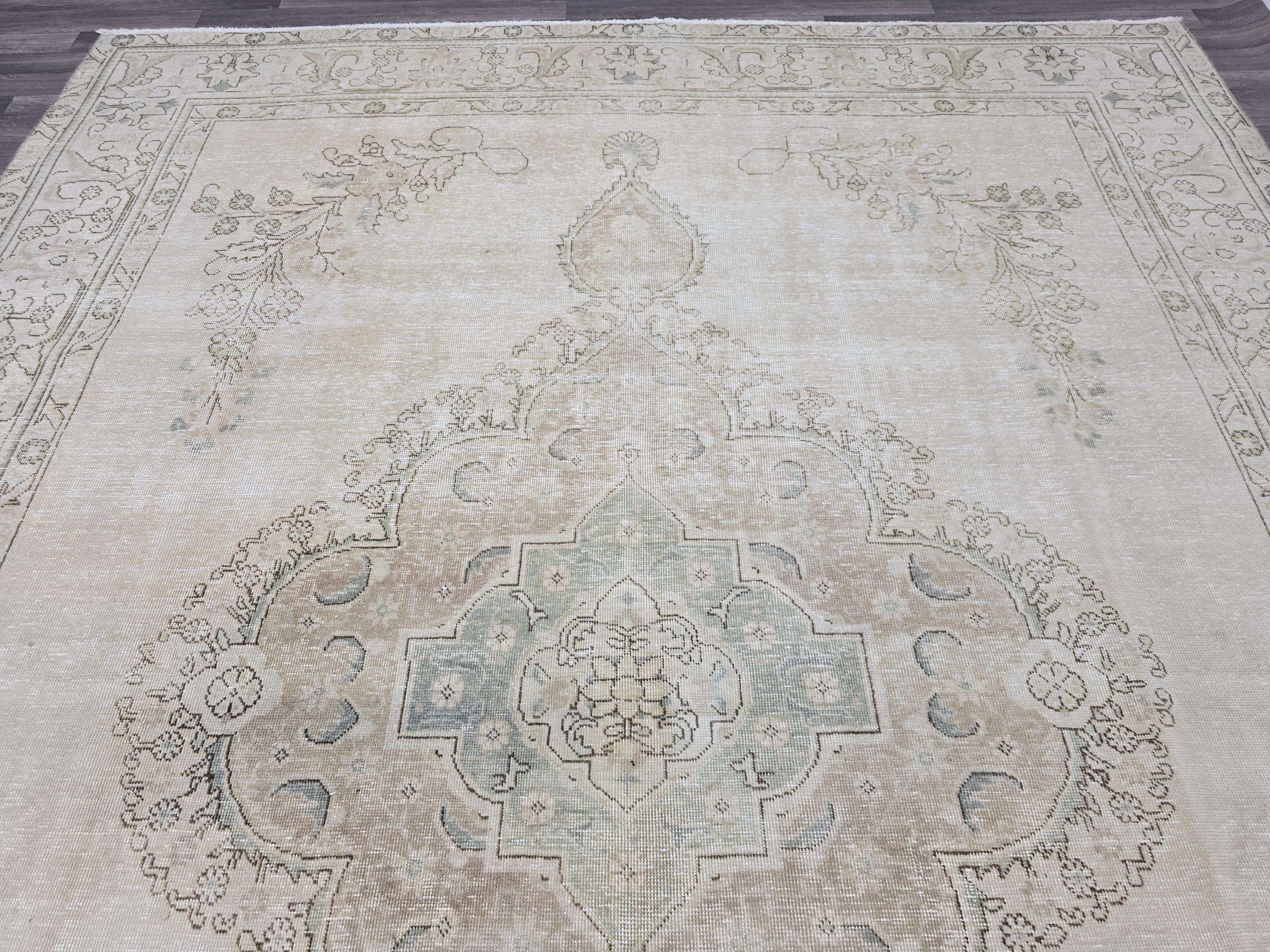 Oversize Oushak Rug (9.5x12.5 ft): Vintage Turkish Wool Medallion Rug