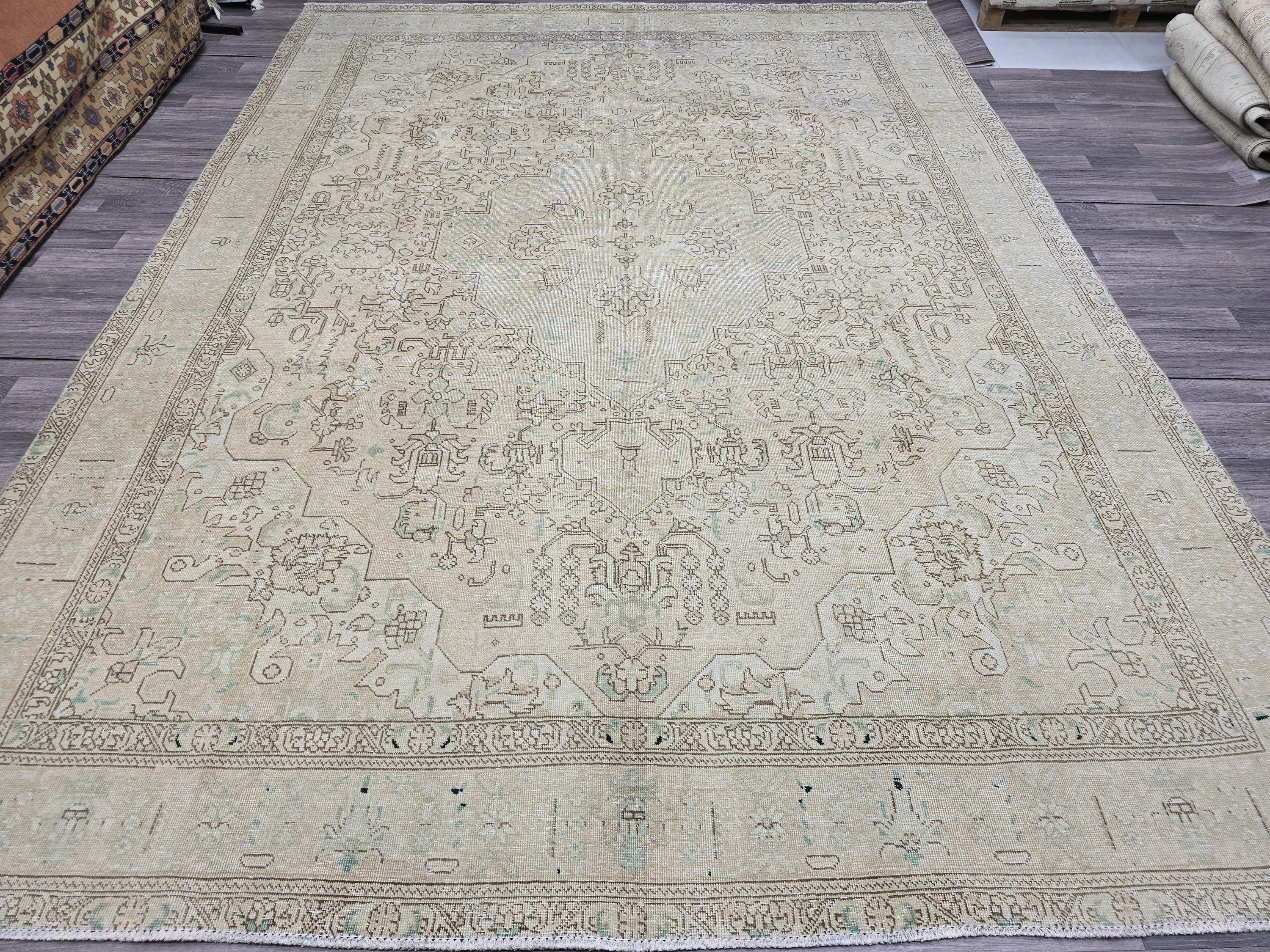 Large Neutral Turkish Wool Rug: Hand-Knotted Vintage Heriz (9.35x12.60 ft)