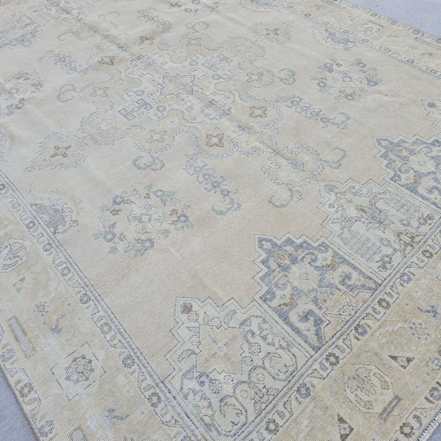 9x12 Vintage Turkish Wool Rug: Hand-Knotted Persian Design