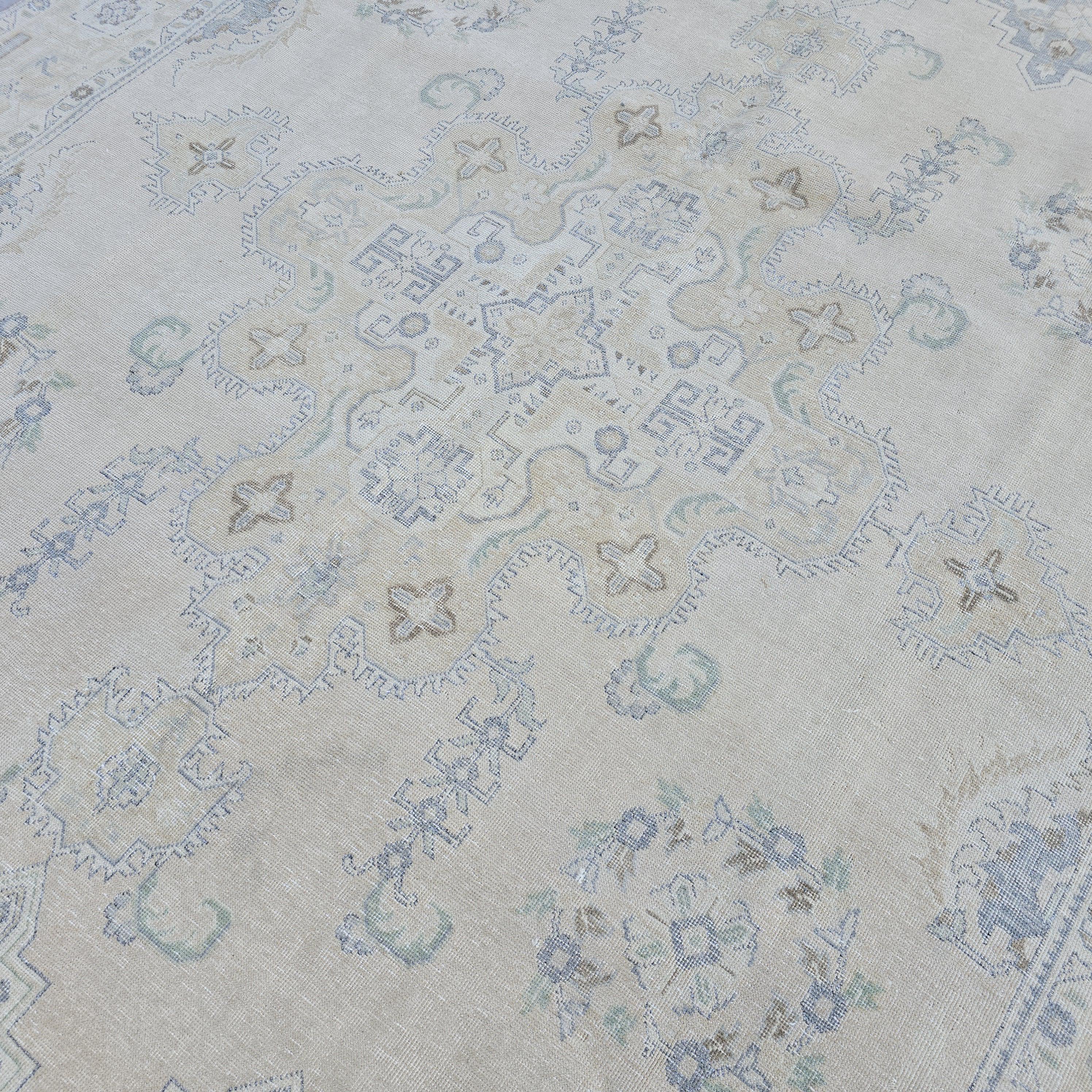 9x12 Vintage Turkish Wool Rug: Hand-Knotted Persian Design