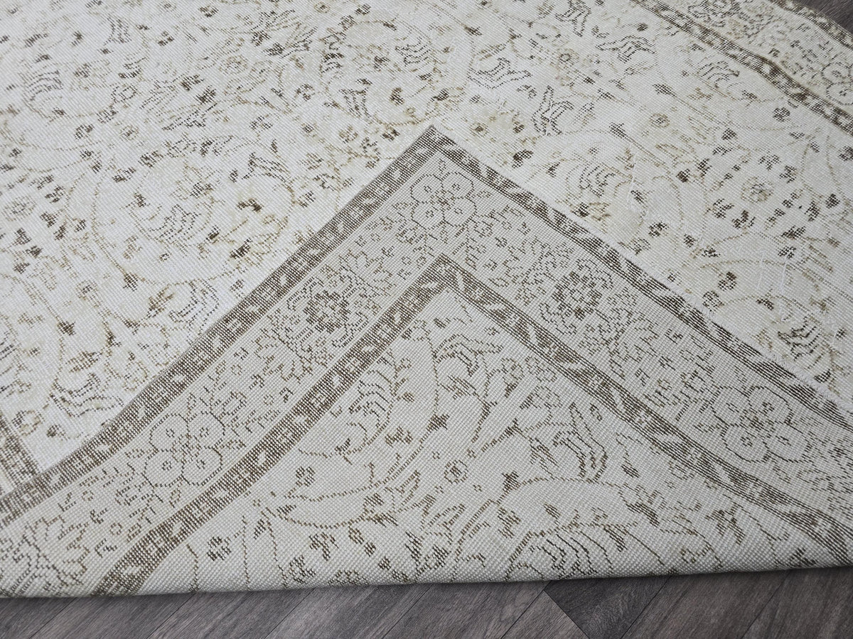 Vintage Turkish Wool Rug: 5.6x9.3 ft, Beige Anatolian Oushak Carpet
