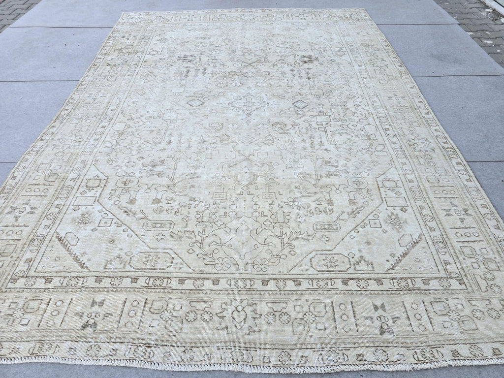 Vintage Rug 8x11, Soft Oatmeal Medallion Turkish Carpet, Faded Neutral Wool Area Rug, Living Room Bedroom Boho Farmhouse