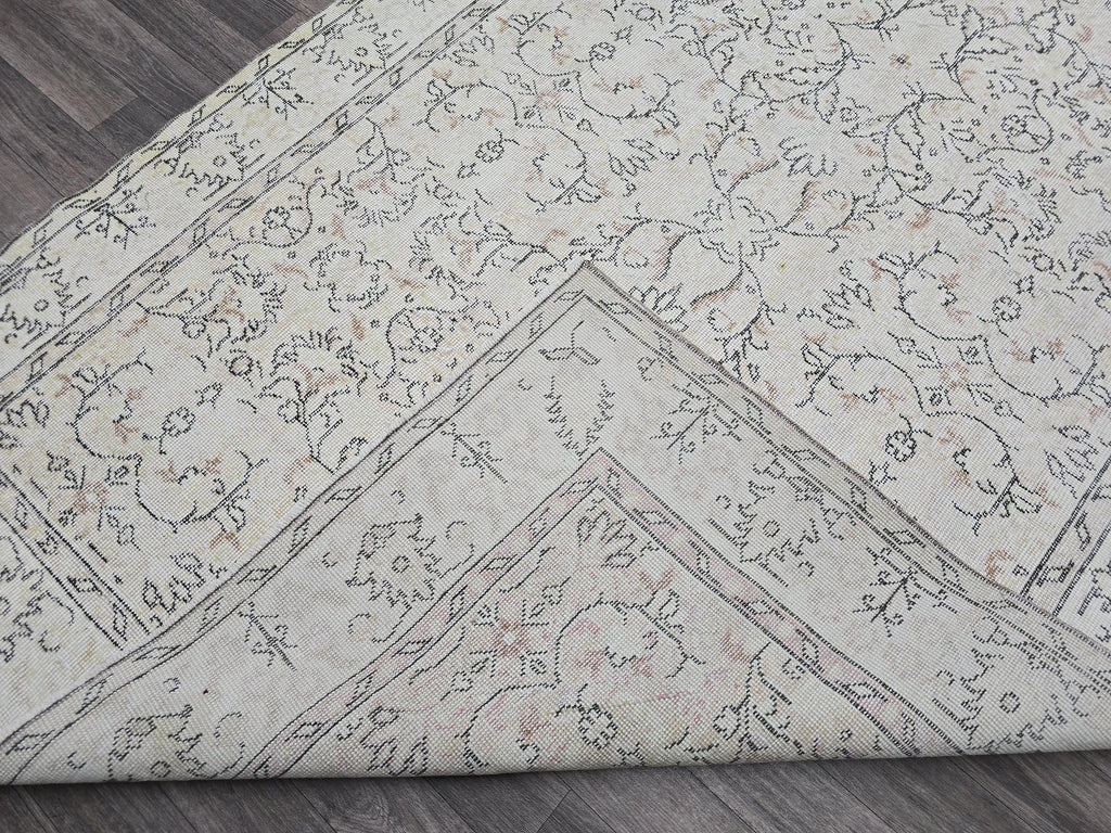 5x9 Vintage Turkish Wool Rug: Hand Knotted Oushak Isparta