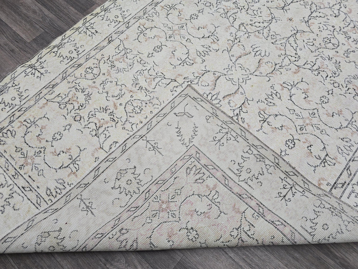 5x9 Vintage Turkish Wool Rug: Hand Knotted Oushak Isparta