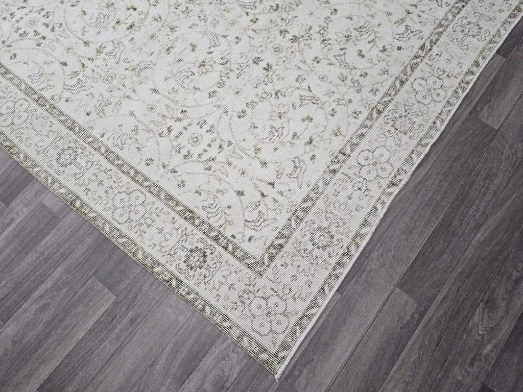 Vintage Turkish Wool Rug: 5.6x9.3 ft, Beige Anatolian Oushak Carpet