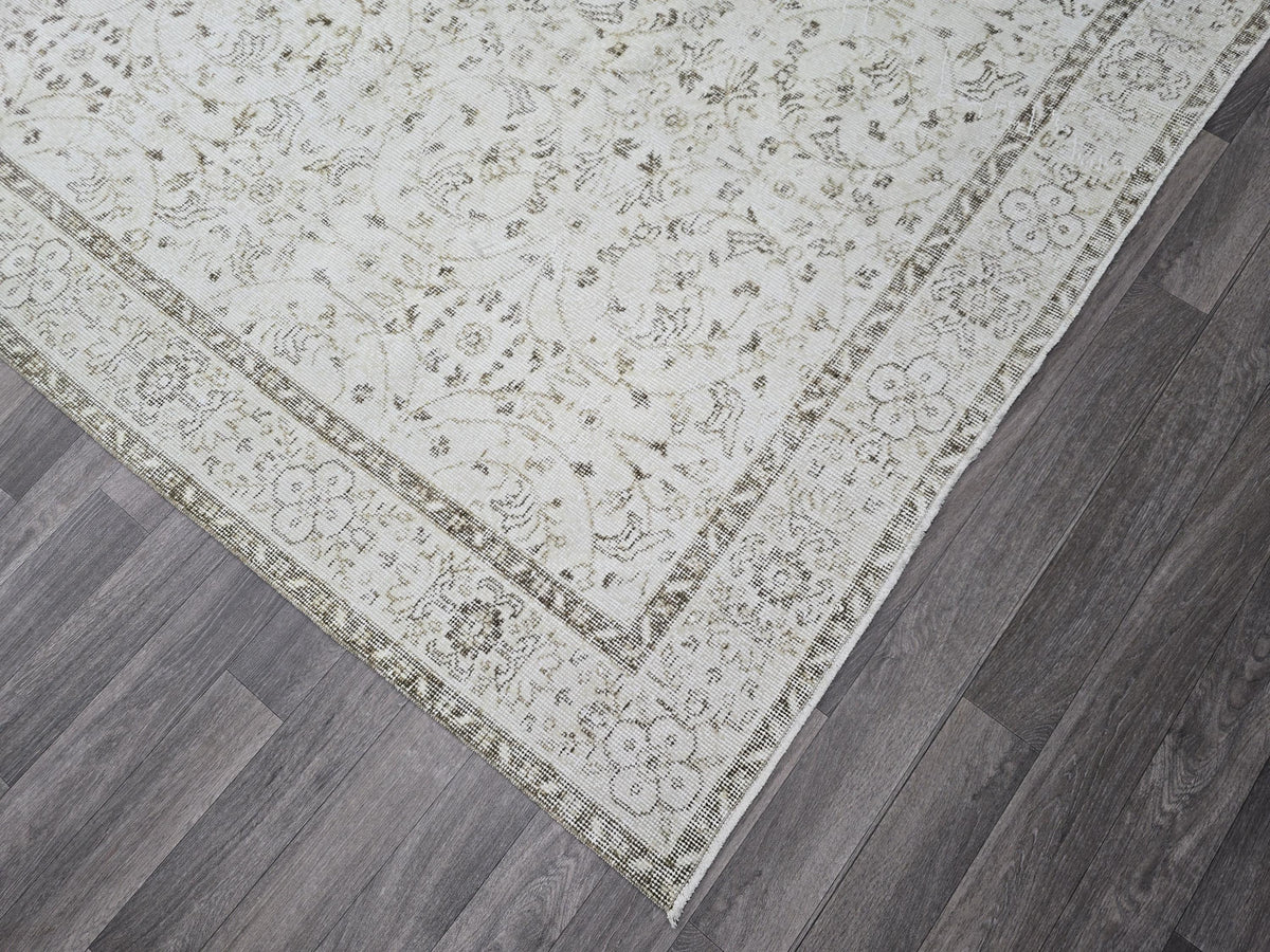 Vintage Turkish Wool Rug: 5.6x9.3 ft, Beige Anatolian Oushak Carpet