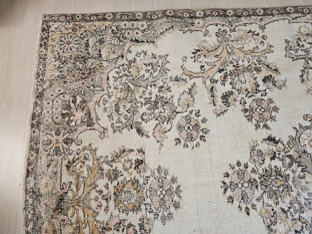 6x9 Vintage Turkish Isparta Rug: Hand-Knotted Wool Floral Carpet