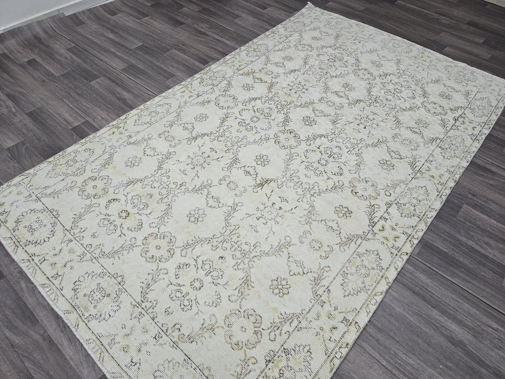 Vintage Turkish Oushak Rug 5x8: Handwoven Cream Floral Medallion