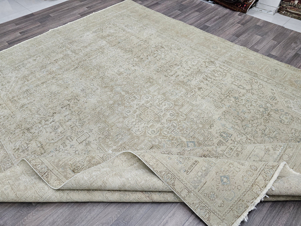 9x12 Vintage Turkish Rug: Hand-Knotted Heriz Wool Carpet