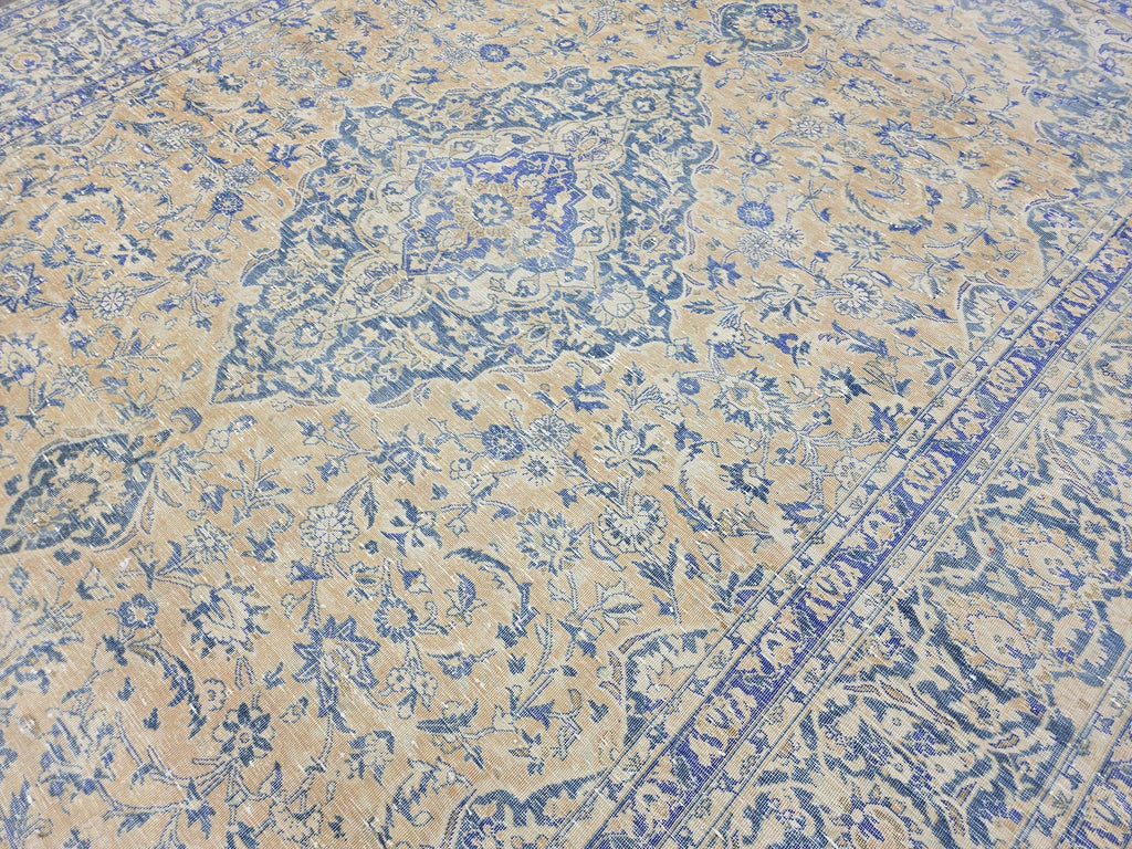 Vintage Handwoven Anatolian Keshan Rug: Cream & Blue Wool Carpet (9.2x12.9 ft)