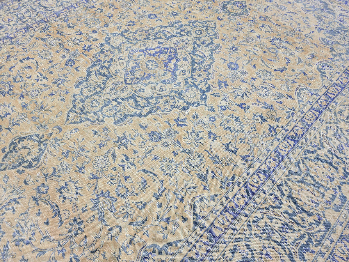 Vintage Handwoven Anatolian Keshan Rug: Cream & Blue Wool Carpet (9.2x12.9 ft)