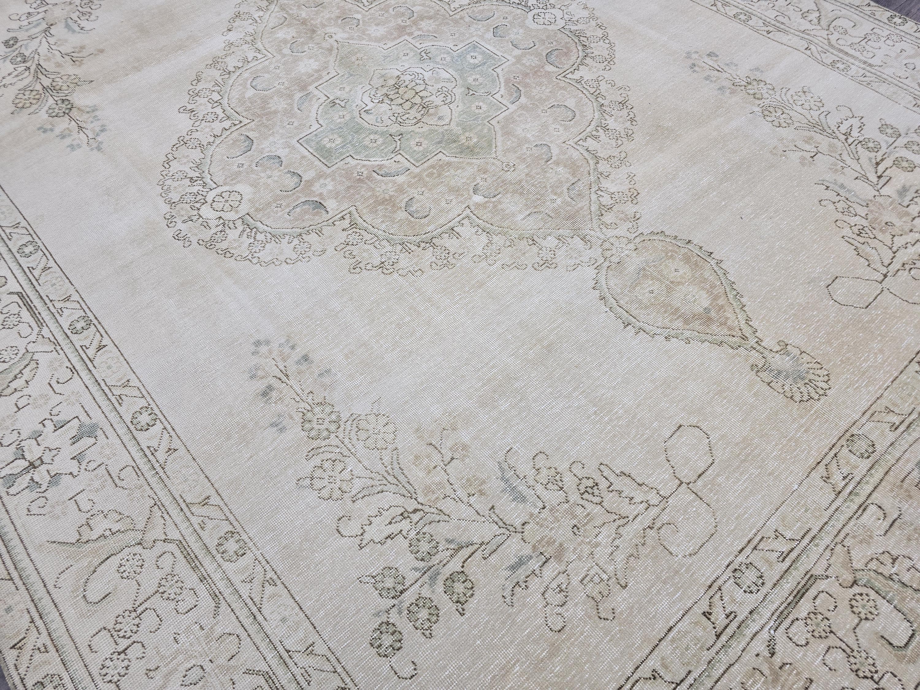 Oversize Oushak Rug (9.5x12.5 ft): Vintage Turkish Wool Medallion Rug