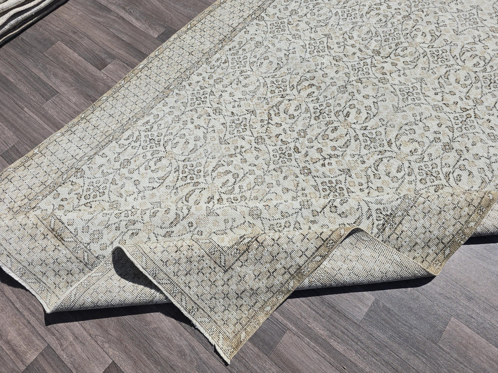 Vintage Turkish Oushak Wool Rug: 5.7x9.4 ft, Hand-Knotted Neutral Area Rug