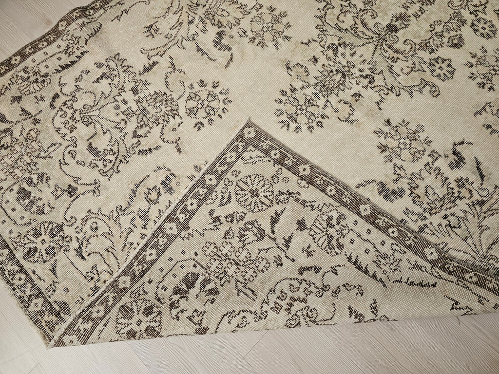 Cream Floral Turkish Rug: 5.75x10 ft Vintage Hand-Knotted Wool Isparta Oushak