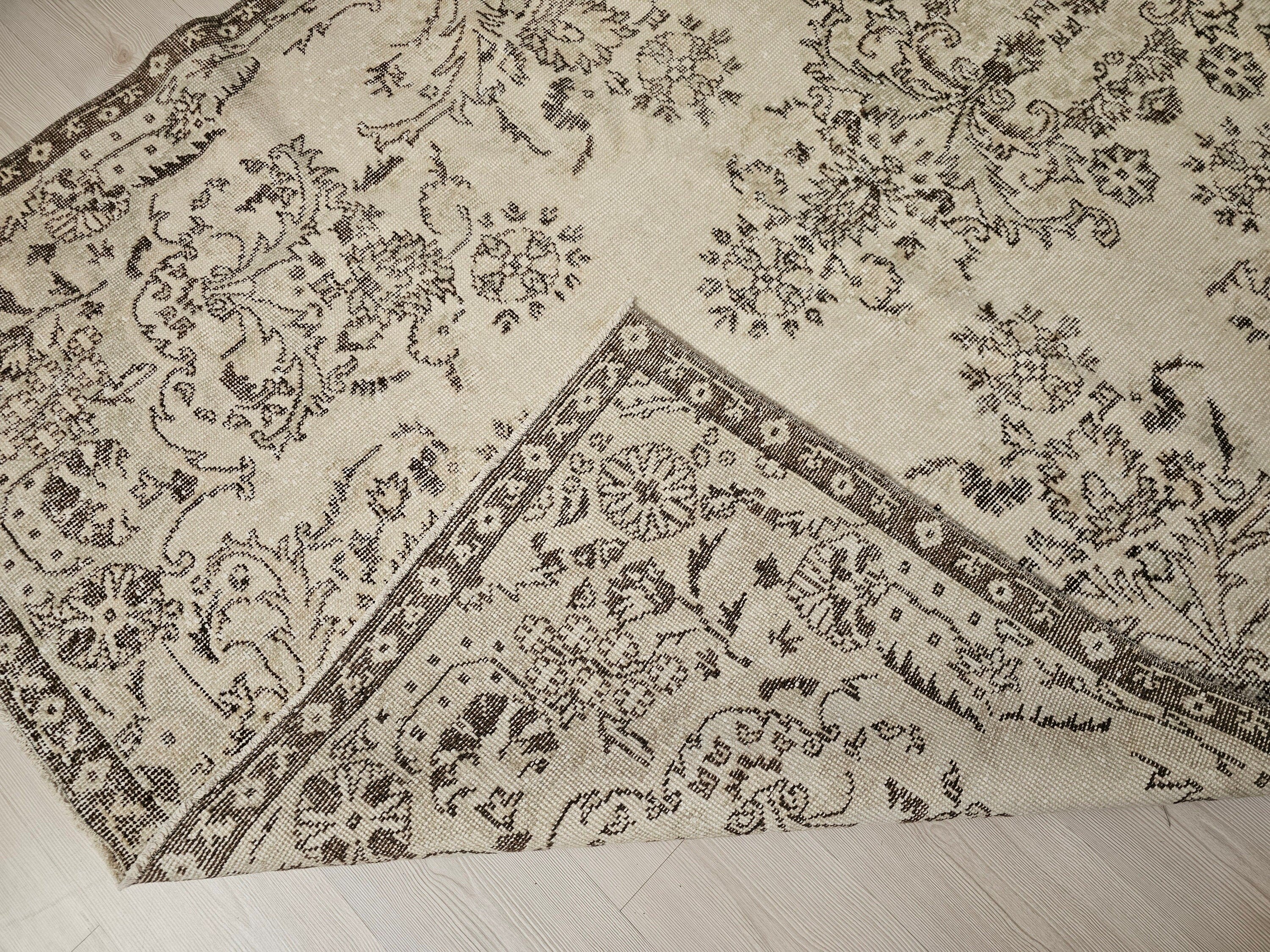 Cream Floral Turkish Rug: 5.75x10 ft Vintage Hand-Knotted Wool Isparta Oushak
