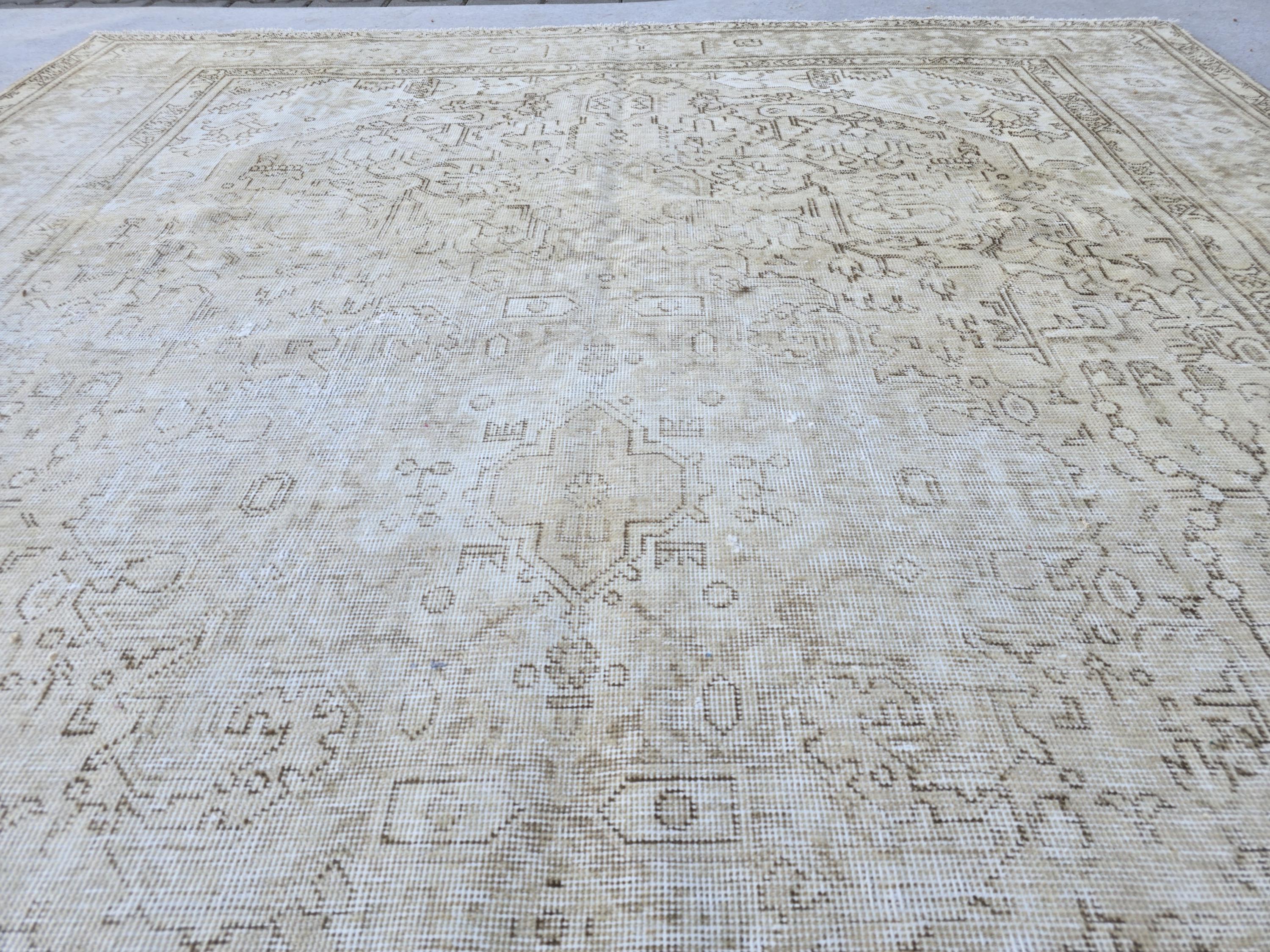 Vintage Rug 8x10, Hand Knotted Turkish Wool Area Rug, Faded Sand Beige Medallion Carpet, Muted Earthy Rug for Living Room, Bedroom, Office