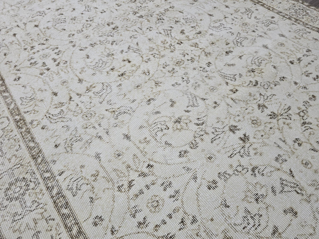 Vintage Turkish Wool Rug: 5.6x9.3 ft, Beige Anatolian Oushak Carpet