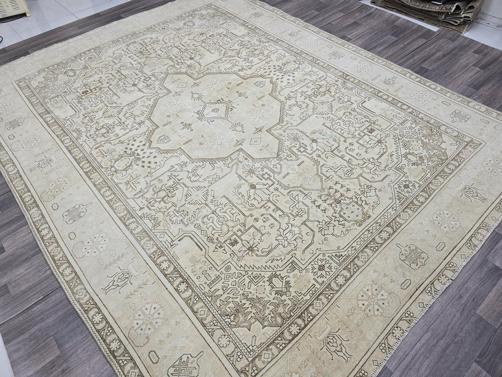 Large Vintage Turkish Oushak Rug: Handwoven Wool, Beige Geometric Medallion (9.7 x 12.25 ft)