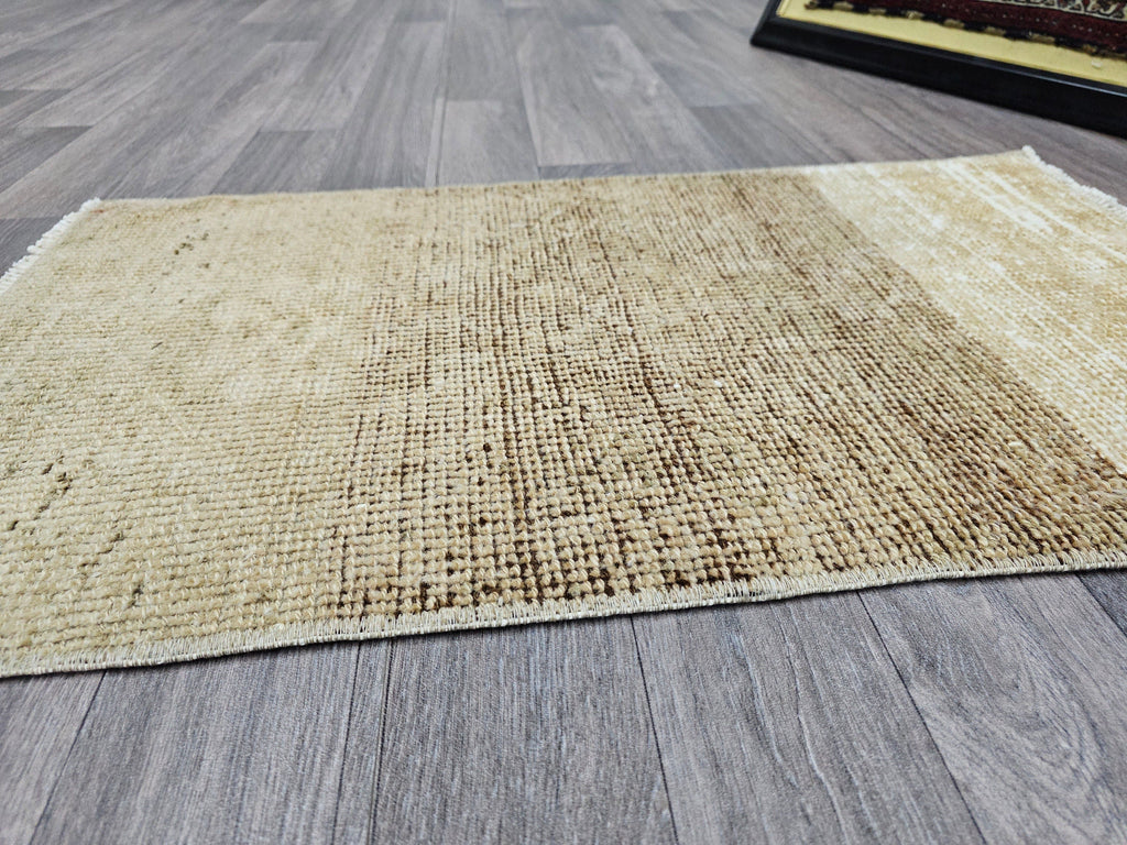 Vintage Oushak Wool Rug: Neutral Turkish Bath Mat (20x35 inches)