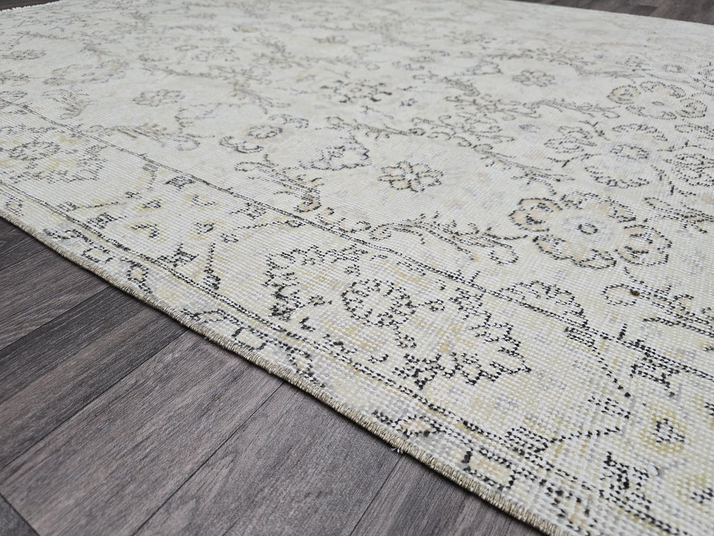 Hand Knotted Vintage Turkish Area Rug – 5.25x8.70 ft | Faded Cream, Distressed Oriental Carpet